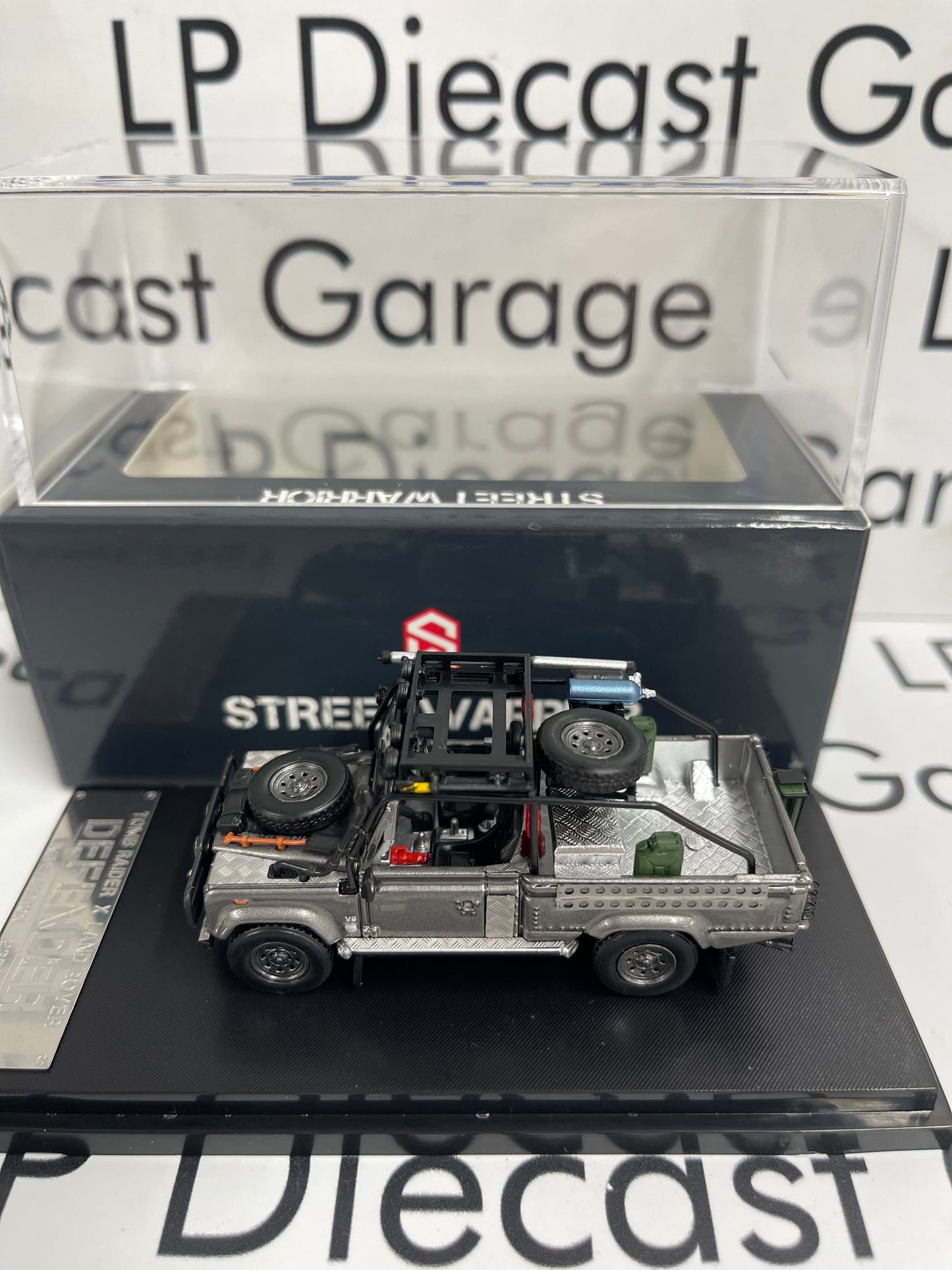 STREET WARRIOR Land Rover Defender Tomb Raider 1:64 Diecast Ghost Player