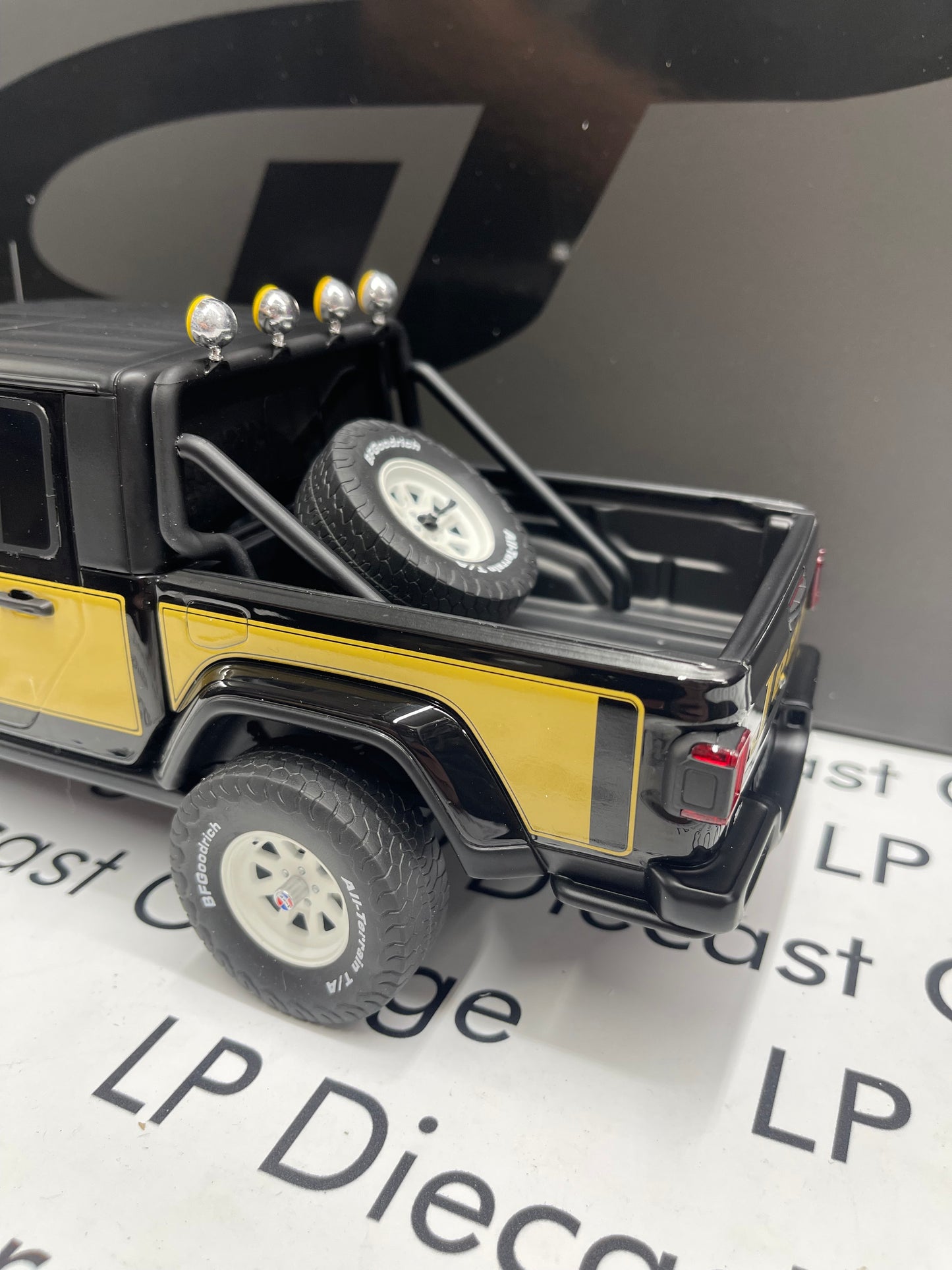 GT SPIRIT 2020 Jeep Gladiator Honcho Black & Gold 1:18 Resin Model GT422