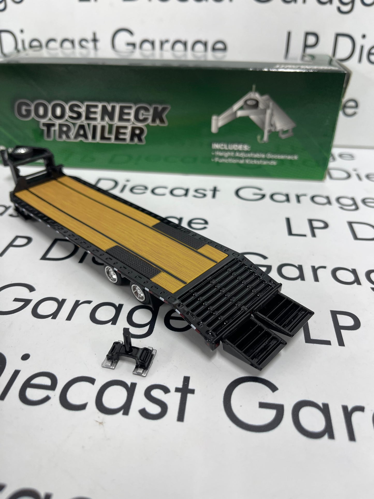 GREENLIGHT Black Gooseneck Deckover Trailer Includes Hitch 1:64 Diecast