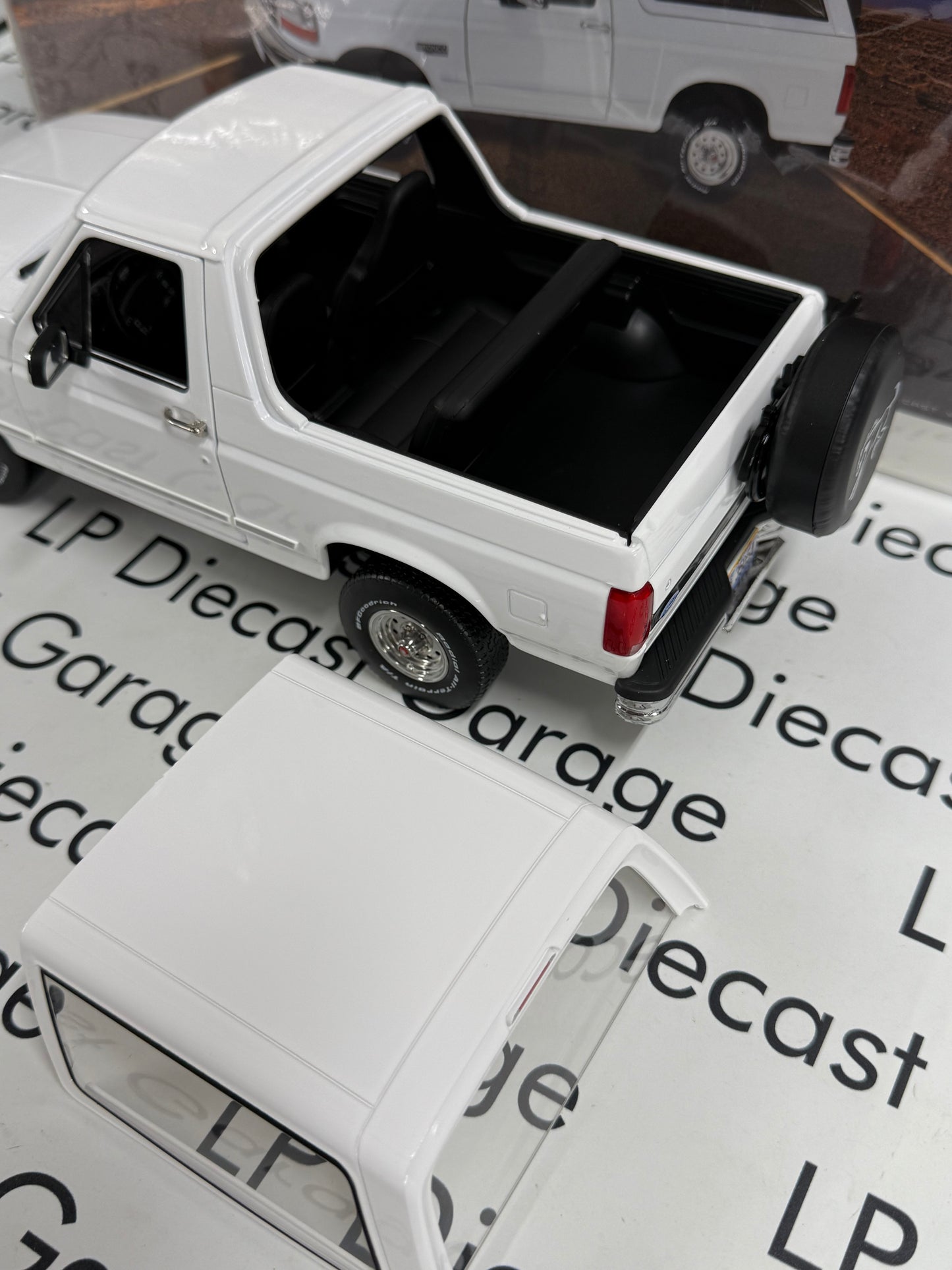 GREENLIGHT 1993 Ford Bronco XLT White 1:18 Diecast Artisan Collection OJ