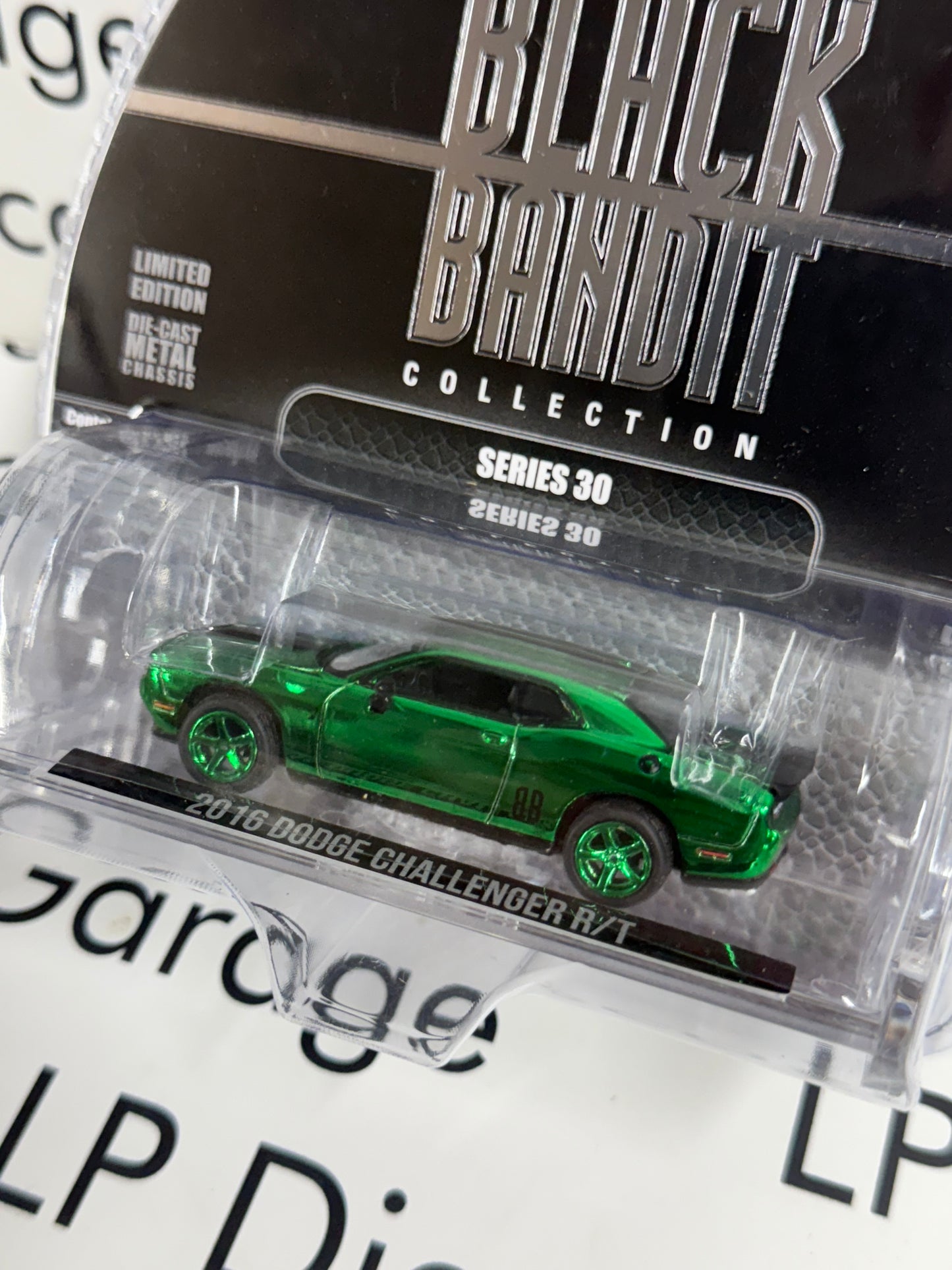 GREEN MACHINE CHASE GREENLIGHT 2016 Dodge Challenger R/T 1:64 Diecast Black Bandit