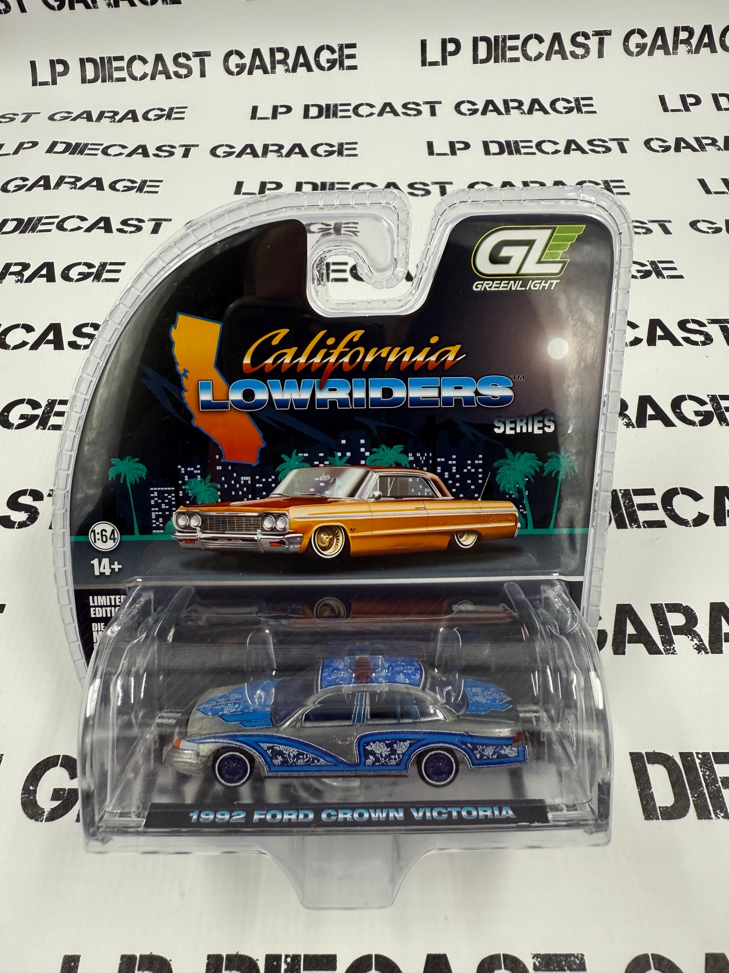 RAW CHASE GREENLIGHT 1992 Ford Crown Victoria Blue 1:64 Diecast California Lowriders