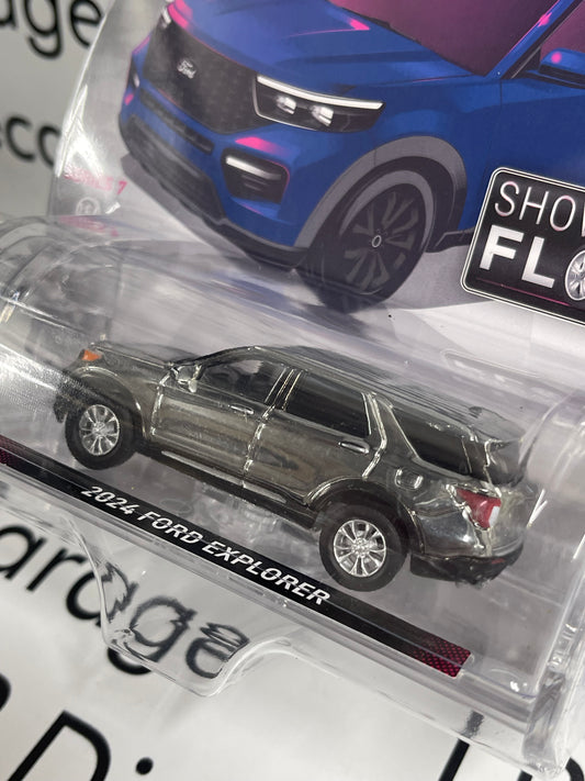 CHROME CHASE GREENLIGHT 2024 Ford Explorer Showroom 1:64 Diecast