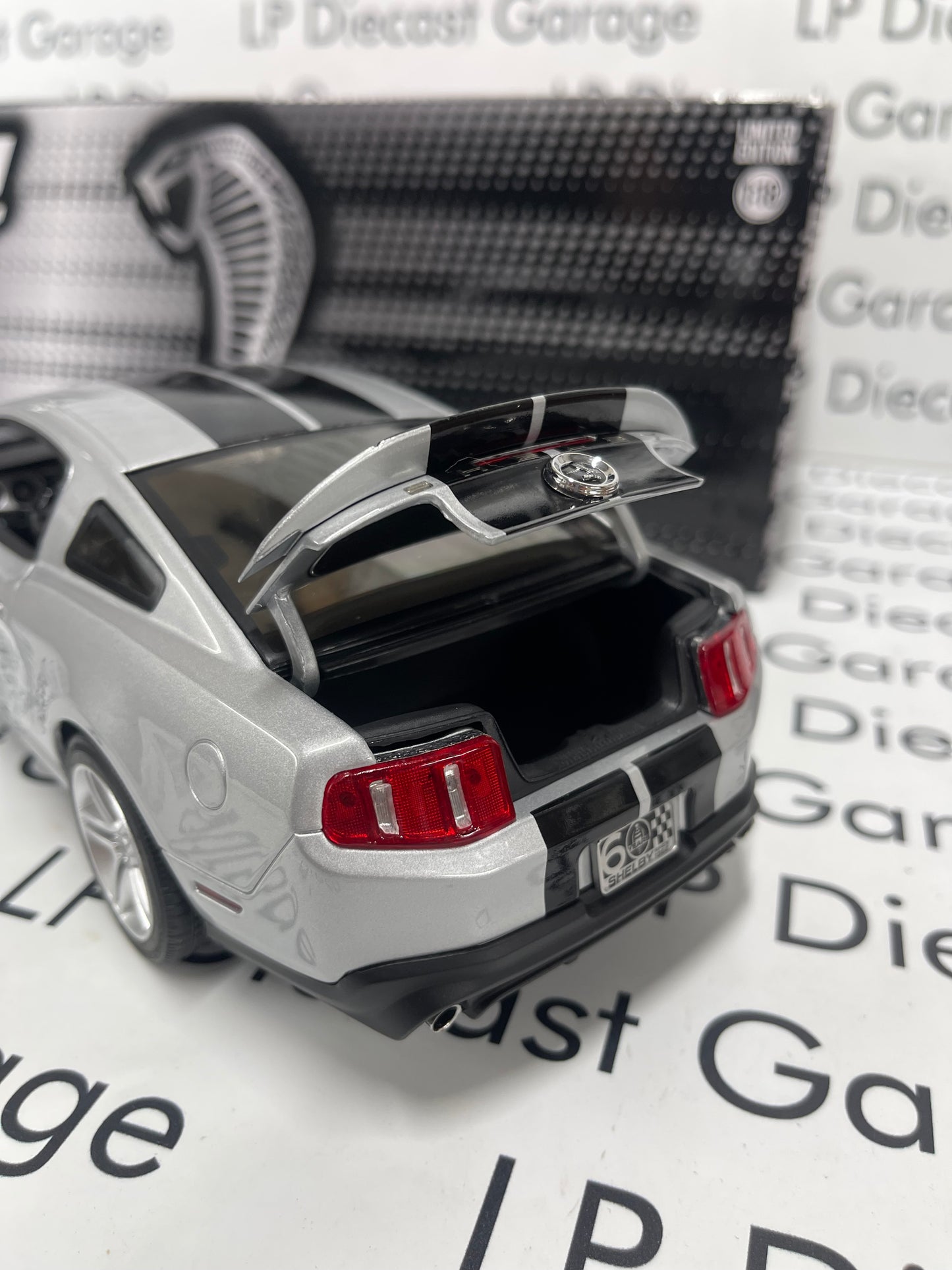 GREENLIGHT 2011 Ford Mustang Shelby GT500 Silver Black Stripes 1:18 Diecast