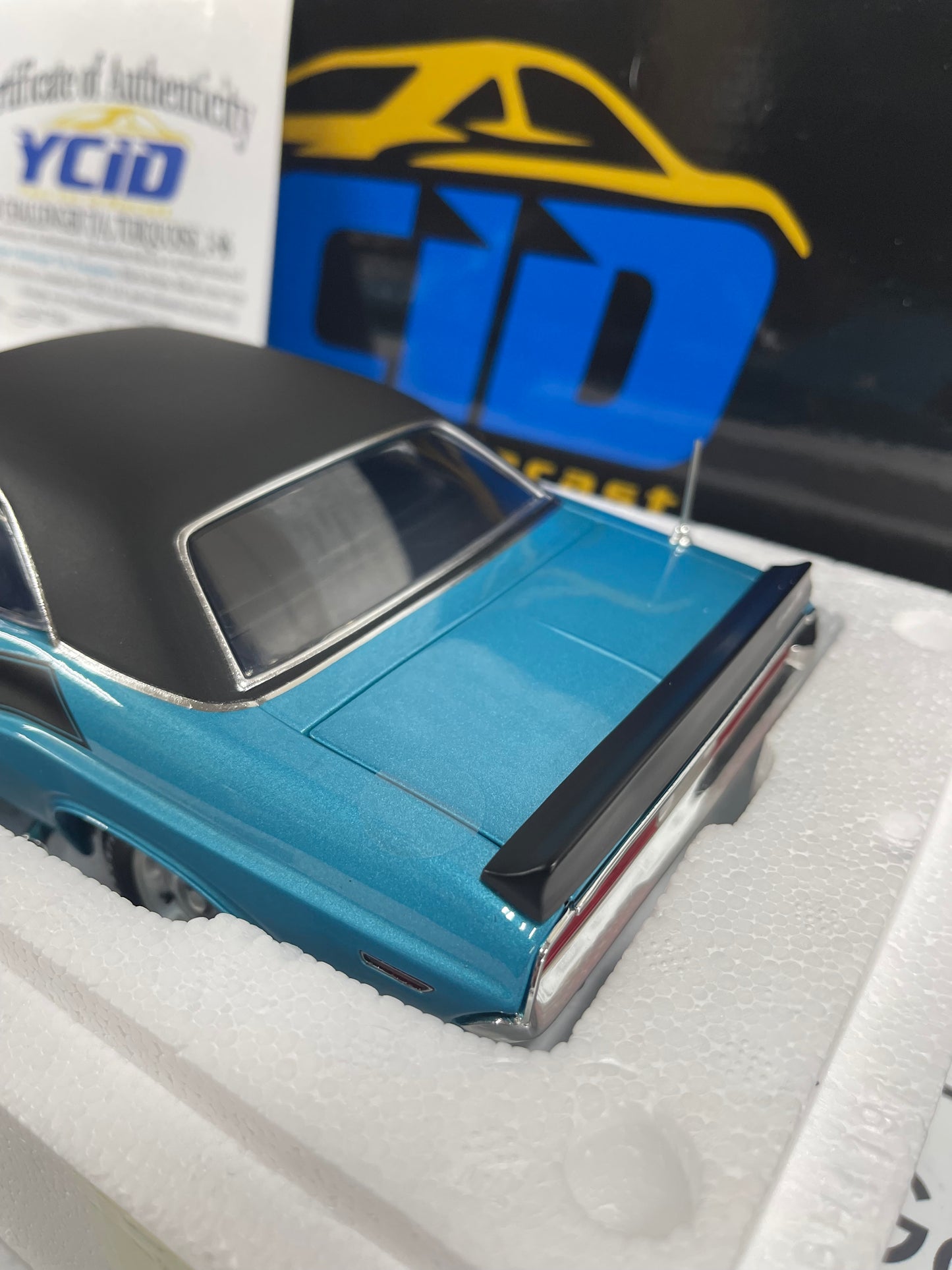ACME YCID 1970 Dodge Challenger T/A Turquise w/ Black Stripe 1:18 Diecast A1806022LTVTY