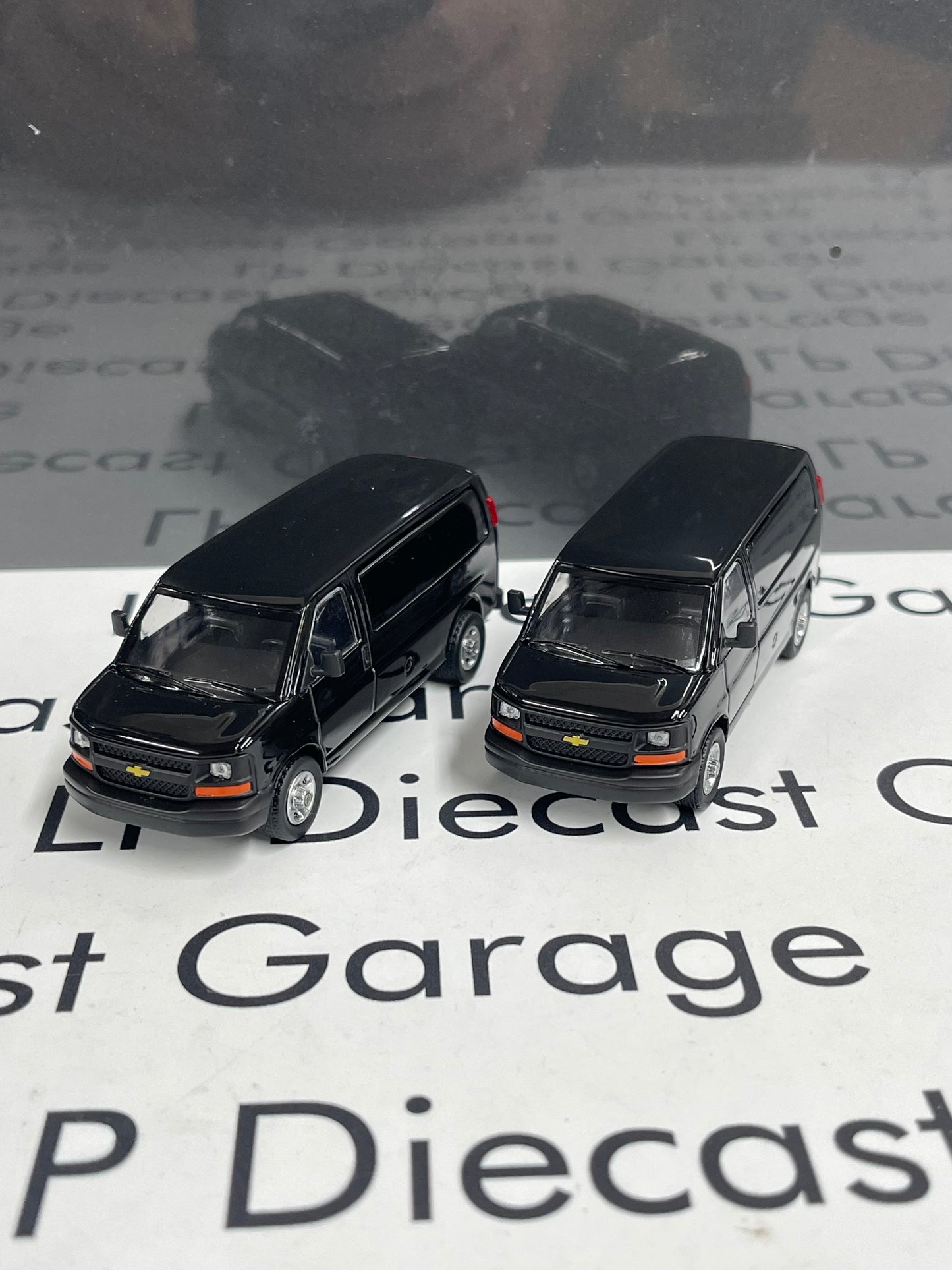 596 Model President 9 Vehicle Box Set 1:64 Diecast Cadillac Suburban Tahoe Express E350 Vans