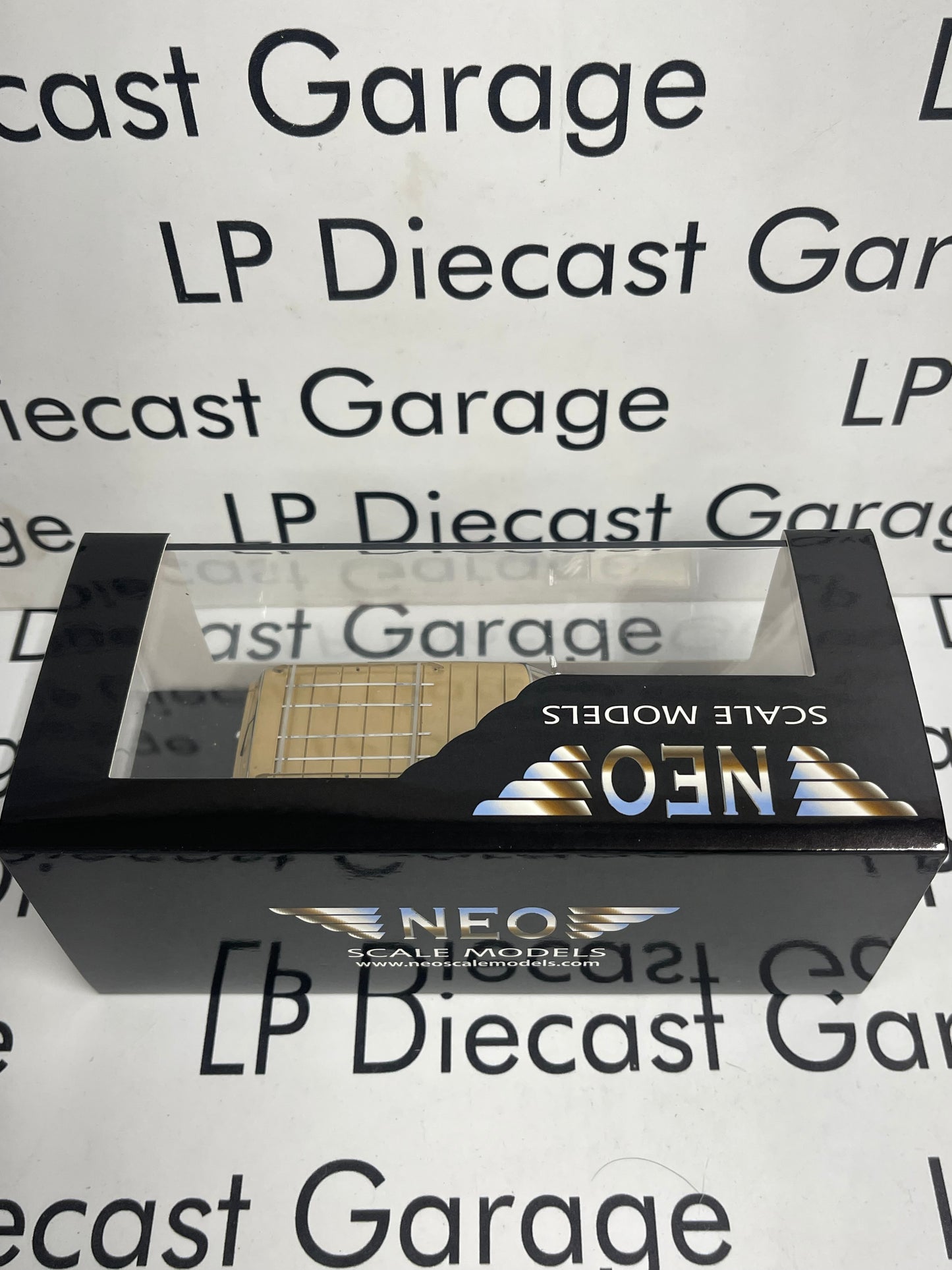 NEO SCALE MODELS Jeep Grand Wagoneer Gold Woody 1:43 Resin Model