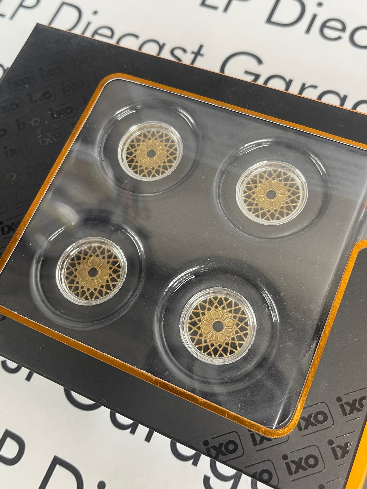 IXO Models Gold w/Chrome Lip Lada VFTS Wheel Set (4) for 1:18 Diecast