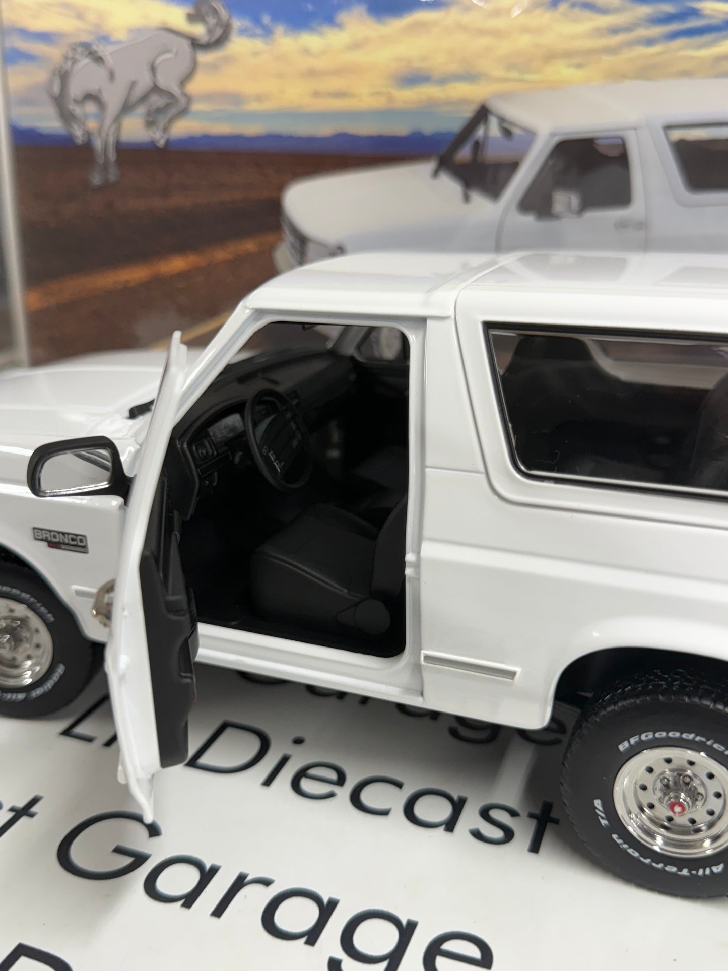 GREENLIGHT 1993 Ford Bronco XLT White 1:18 Diecast Artisan Collection OJ