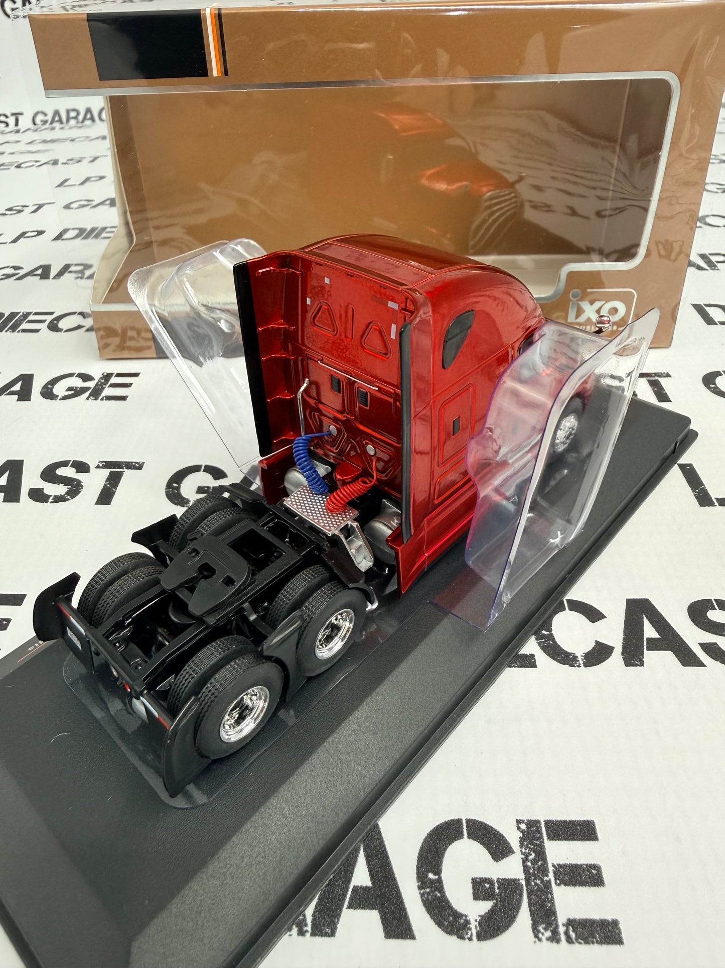 IXO Models 2018 Freightliner Cascadia Metallic Red Semi Truck 1:64 Diecast