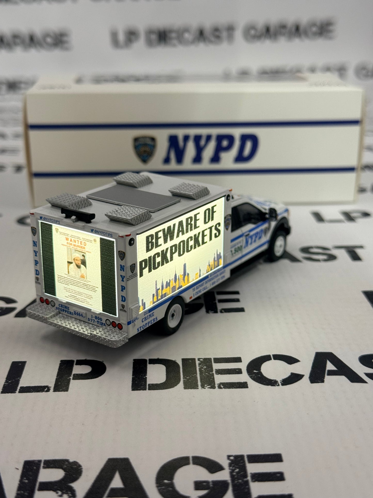 MODEL TRUCK Ford F-550 New York Police Crime Stoppers 1:64 Diecast LED Lights