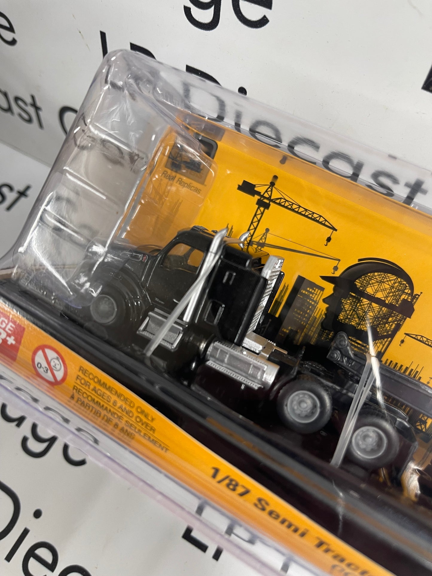 DIECAST MASTERS CAT Kenworth Semi w/ Trailer & Excavator Black 1:87 Diecast