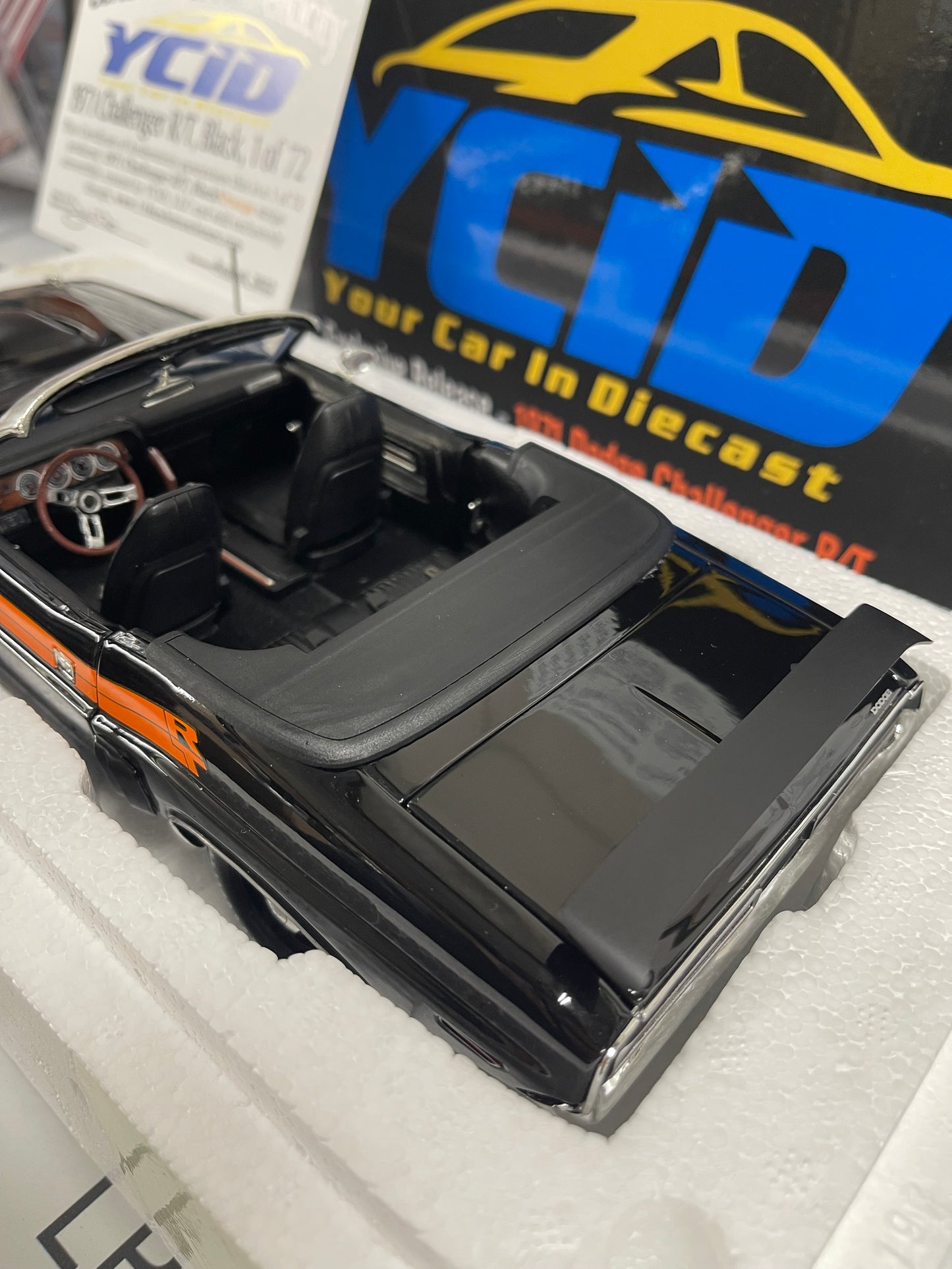 ACME YCID 1971 Dodge Challenger R/T Black w/ Orange Stripe Convertible 1:18 Diecast A1806020BY