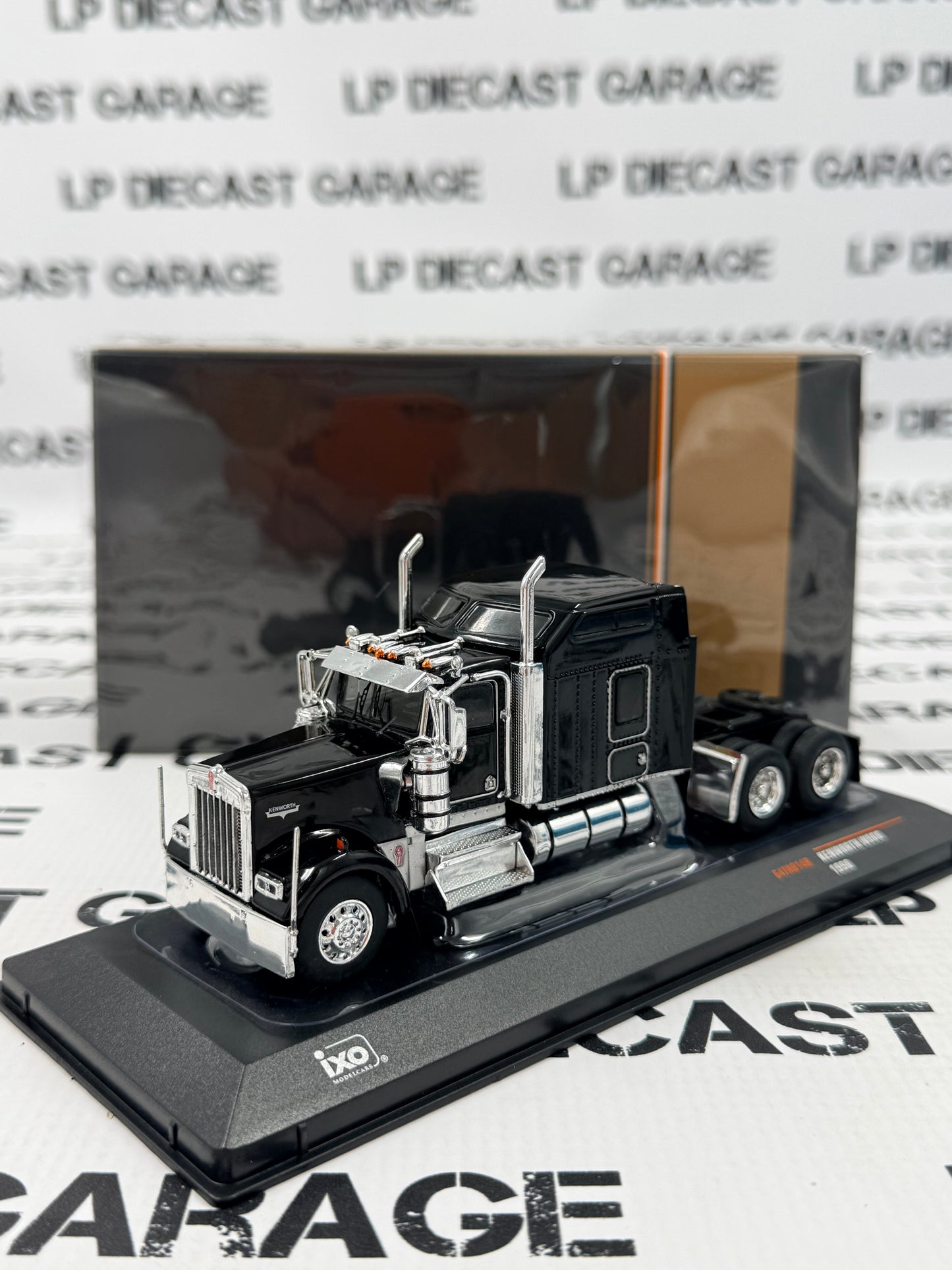 IXO Models 1990 Kenworth W900 Black Semi Truck 1:64 Diecast