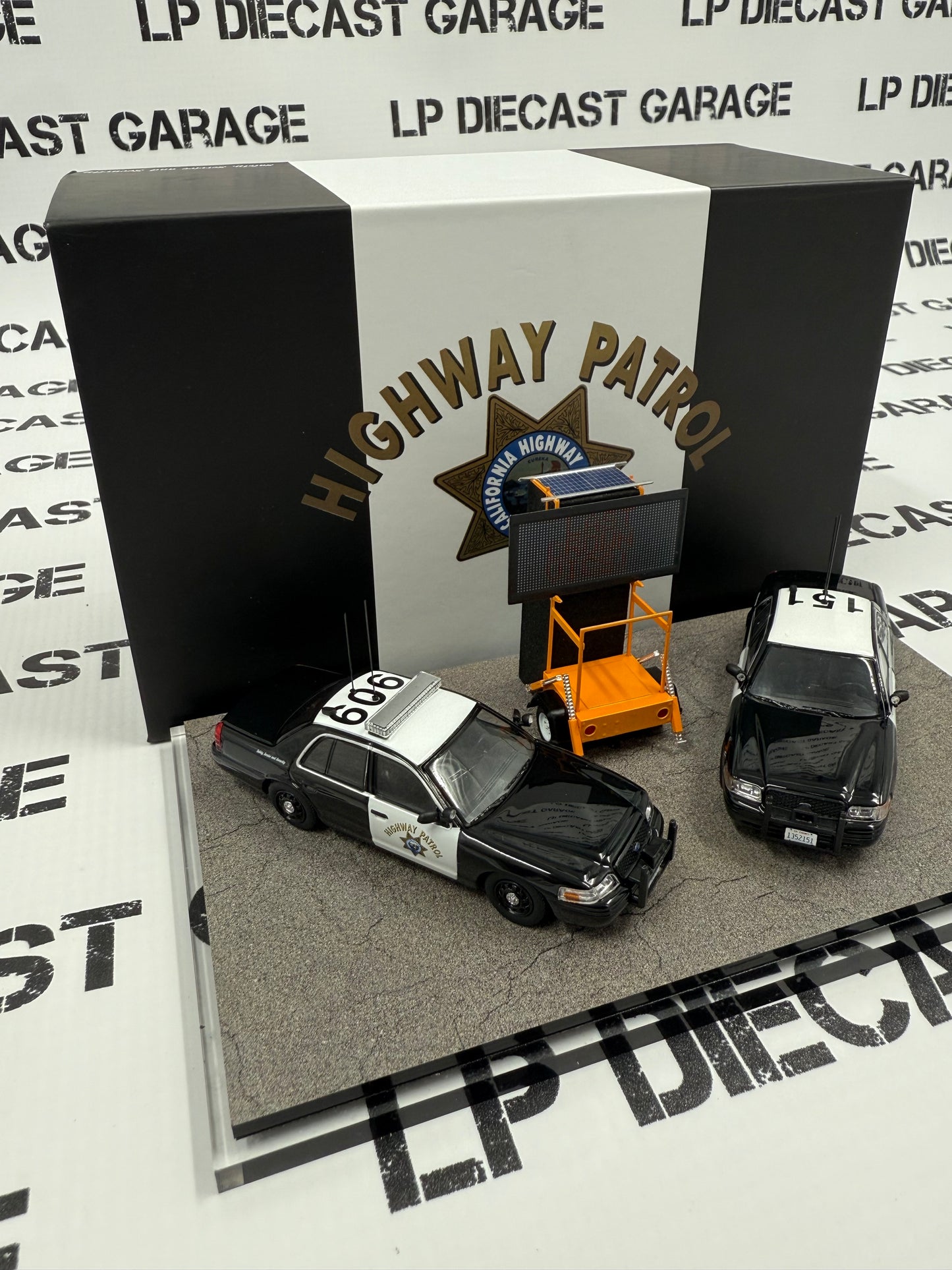 ROLLIN Ford Crown Victoria California Highway Patrol Set 1:64 Diecast CHP Box