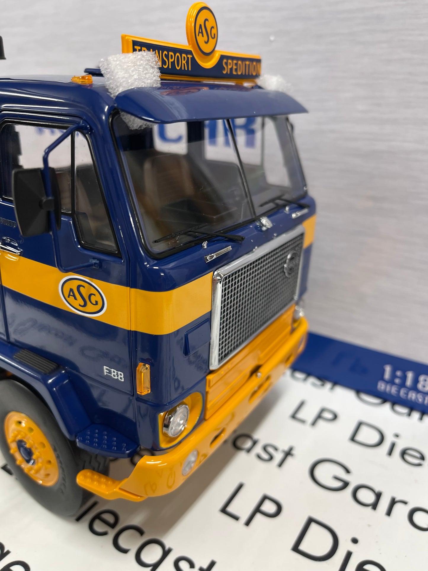 MCG Model Car Group 1977 Volvo F88 Blue Semi Truck 1:18 Diecast