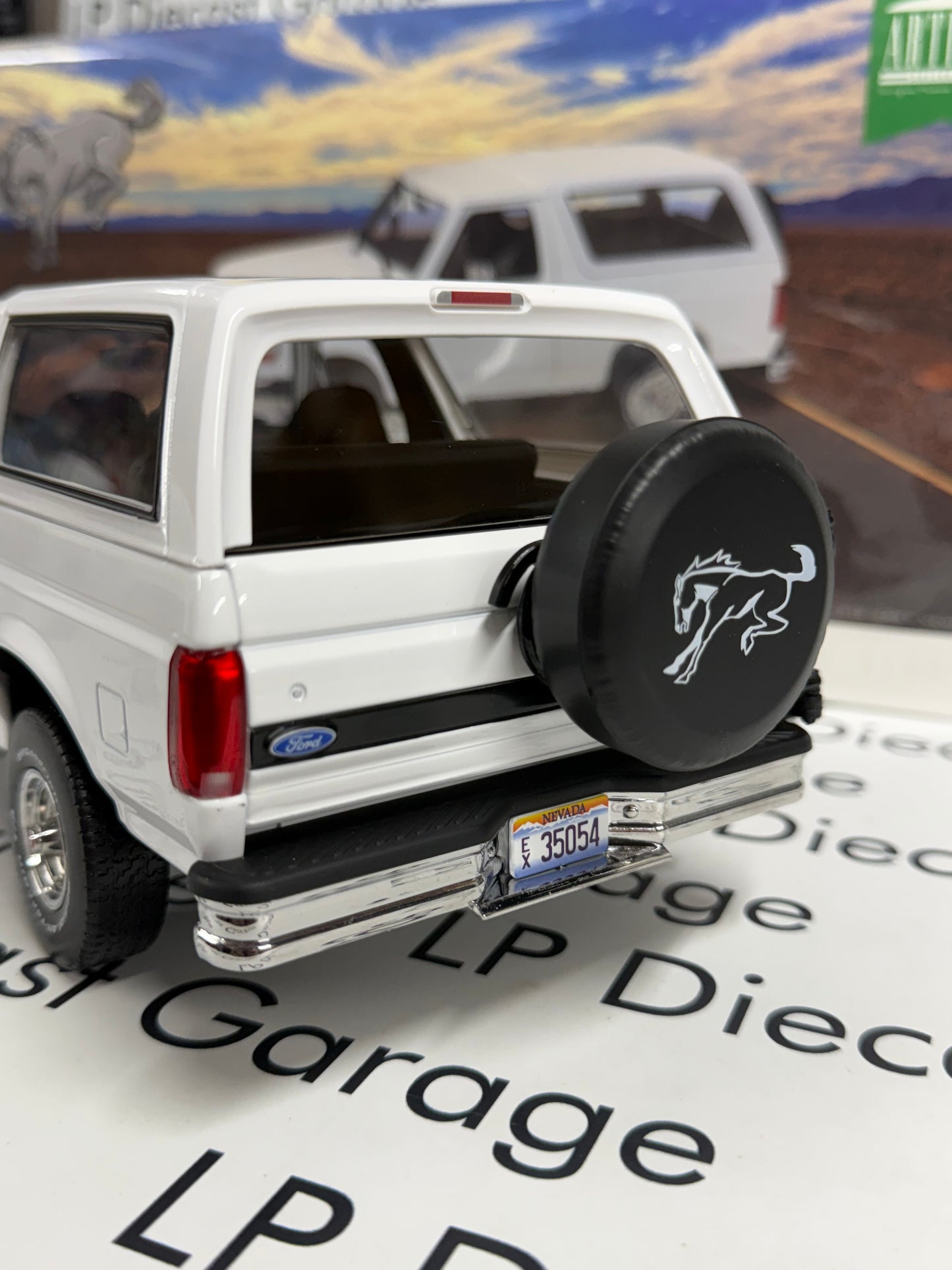 GREENLIGHT 1993 Ford Bronco XLT White 1:18 Diecast Artisan Collection OJ