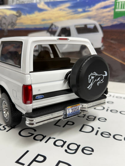GREENLIGHT 1993 Ford Bronco XLT White 1:18 Diecast Artisan Collection OJ