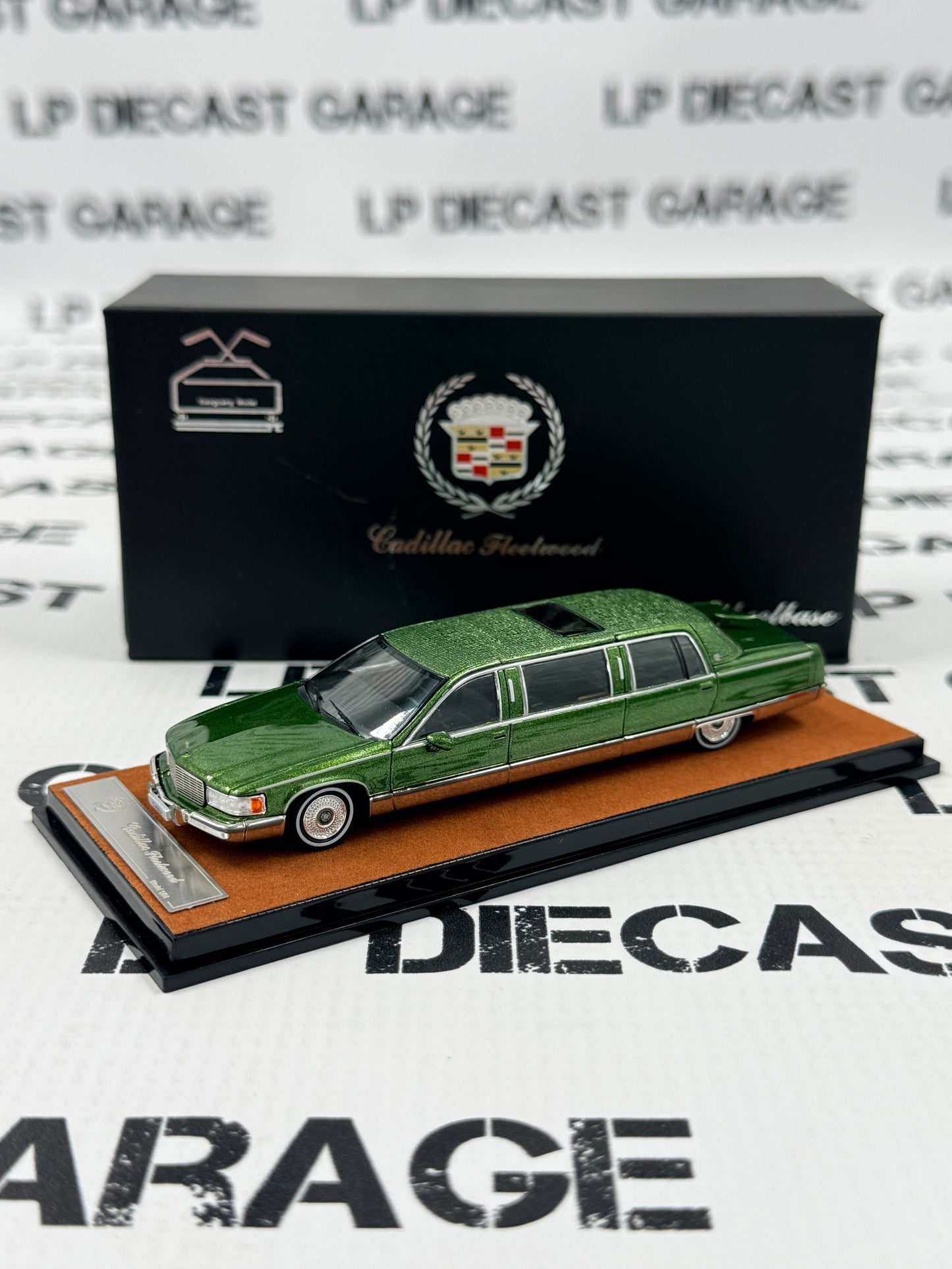 MODEL CAR 1993 Cadillac Fleetwood Limousine Limo Green 1:64 Diecast