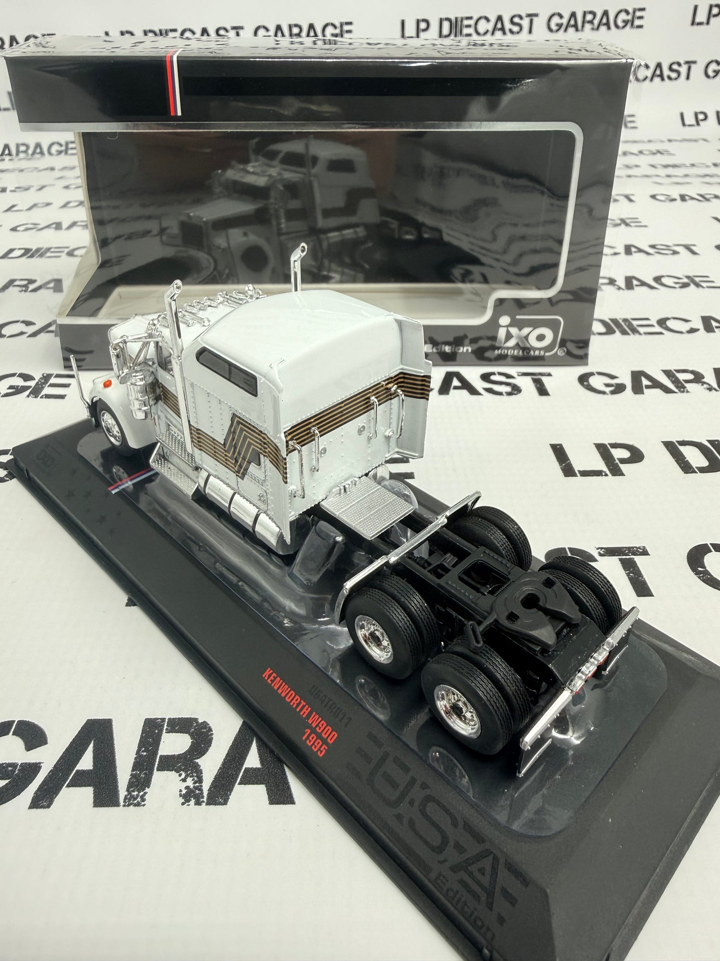 IXO Models 1995 Kenworth W900 White w/ Gold Stripe Semi Truck 1:64 Diecast