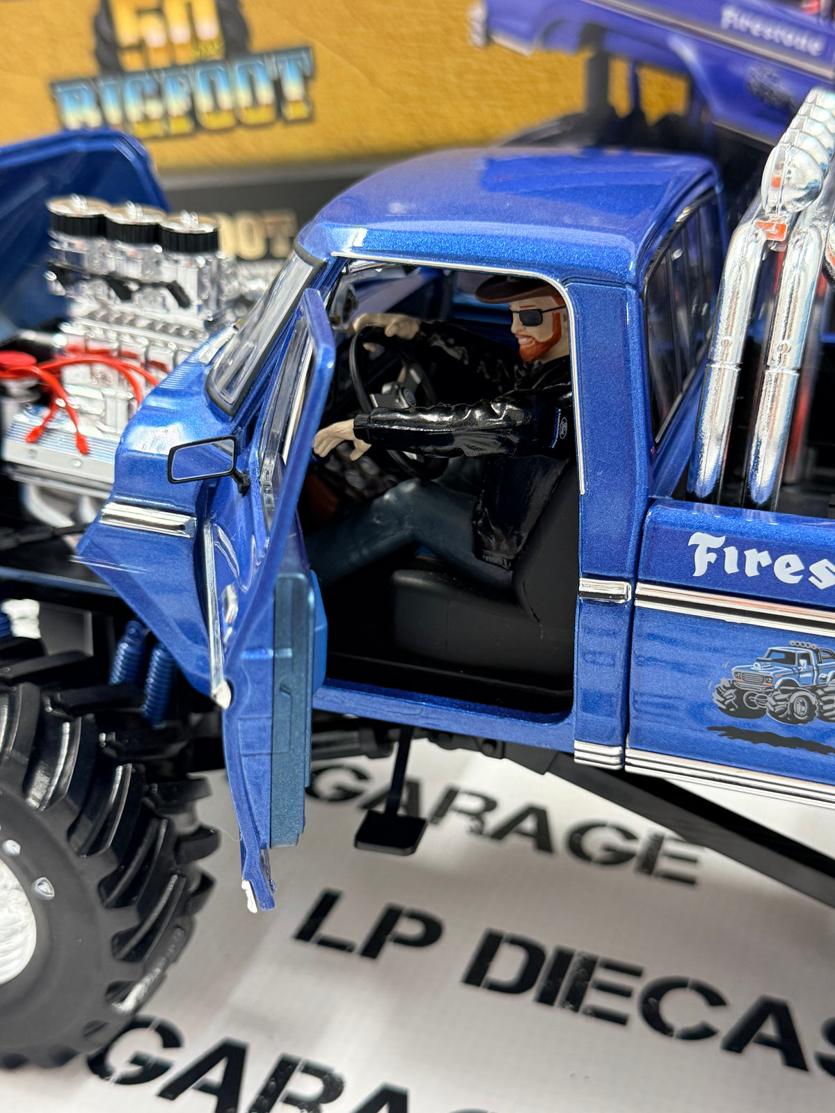 GREENLIGHT 1974 Ford F-250 Bigfoot Monster Truck 1:18 Diecast w/ Figures