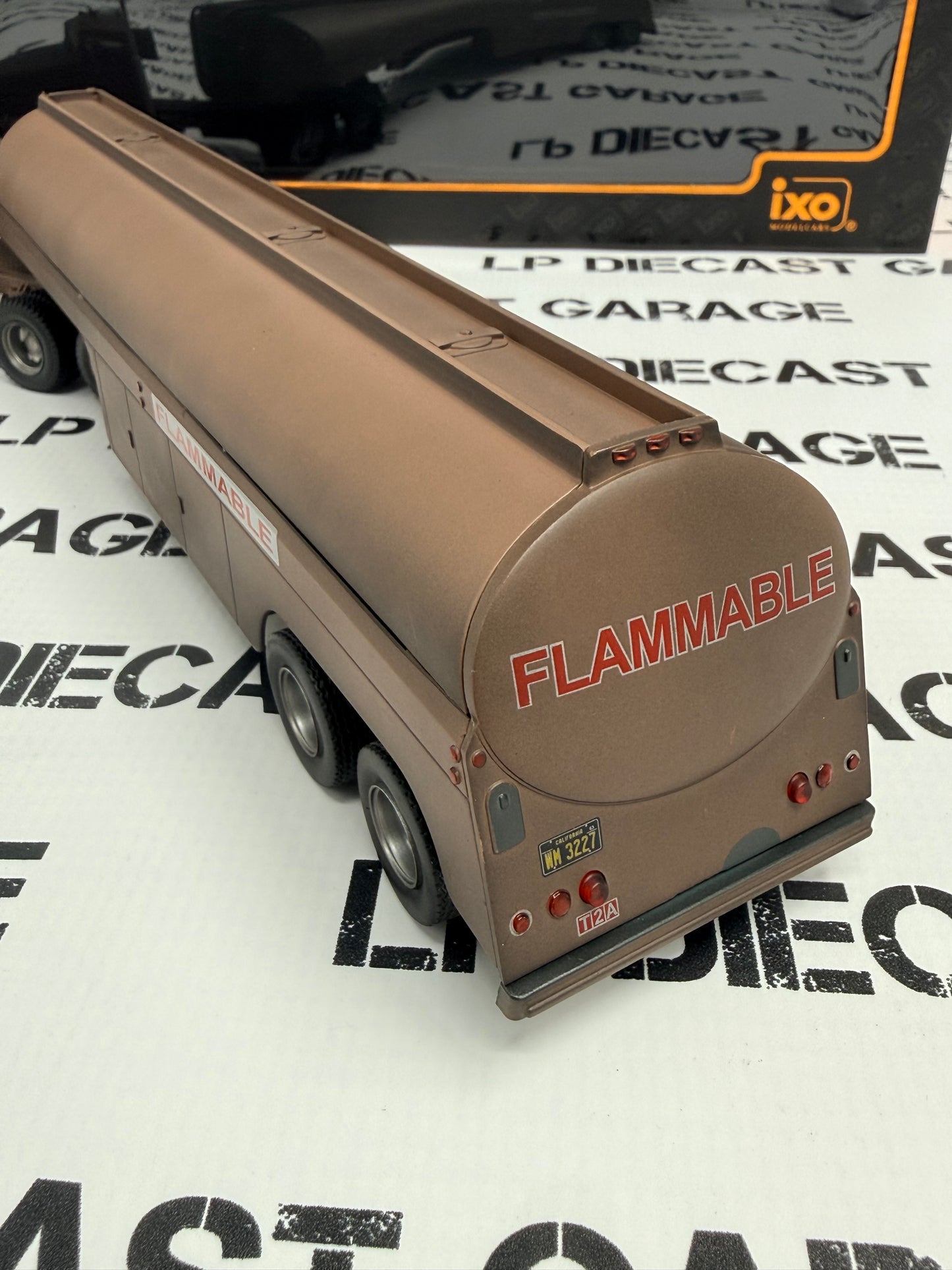 IXO Models 1955 Peterbilt 281 Tanker Truck Trailer DUEL Movie 1:43 Diecast