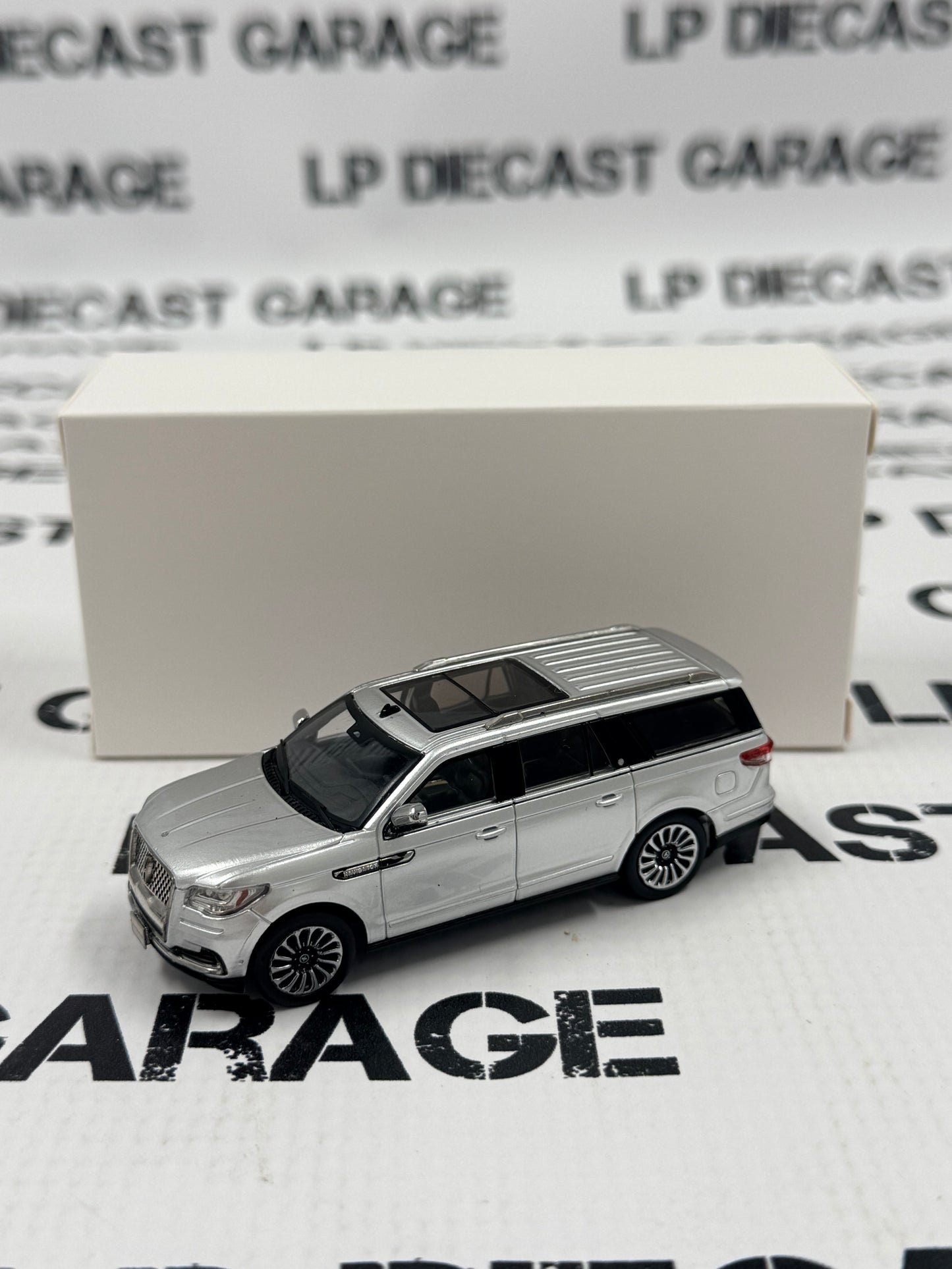 MODEL TRUCK 2024 Lincoln Navigator Silver SUV 1:64 Diecast