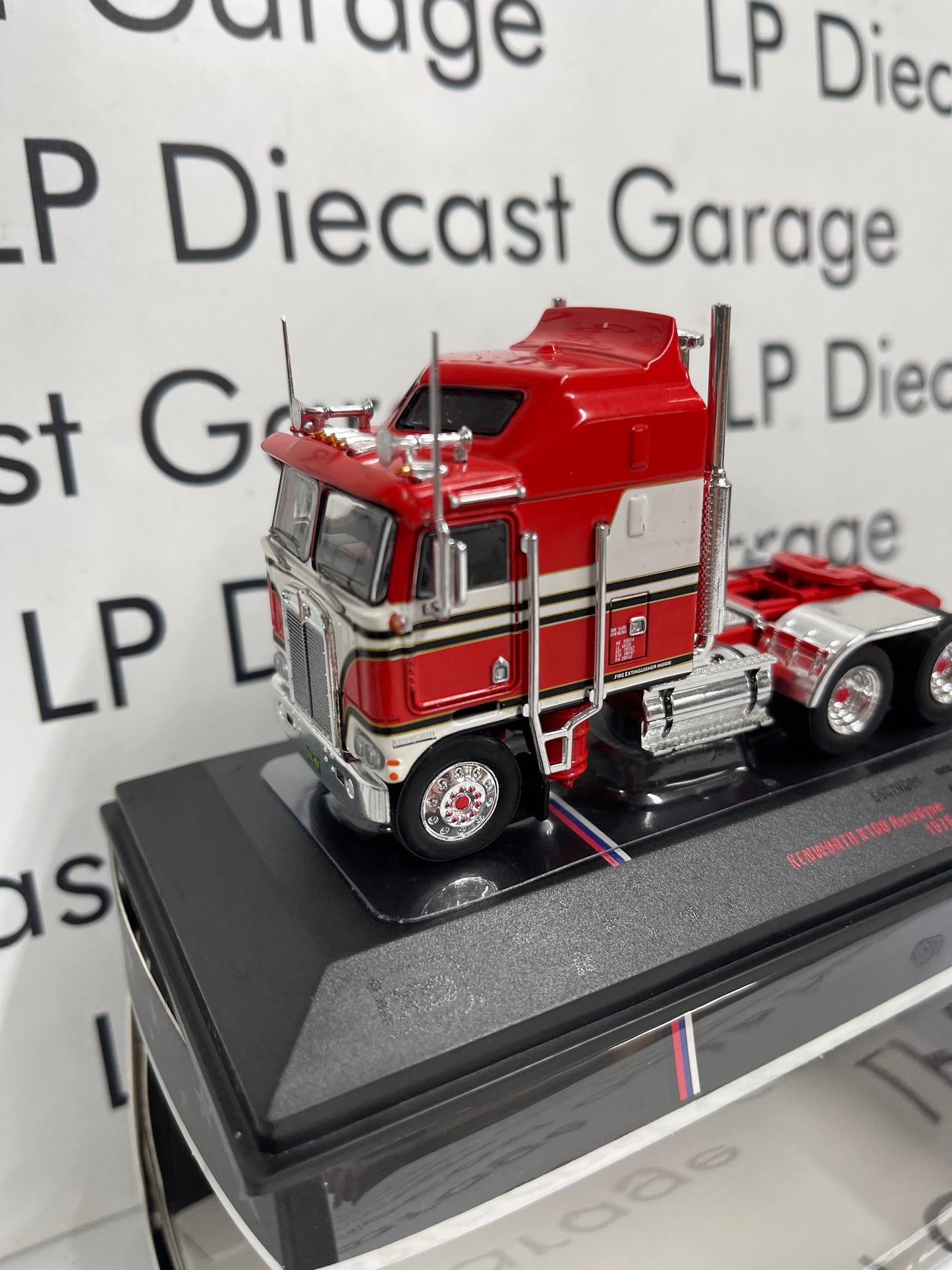 IXO Models 1976 Kenworth K100 Semi Truck Red BJ Bear 1:64 Diecast Aerodyne USA Model