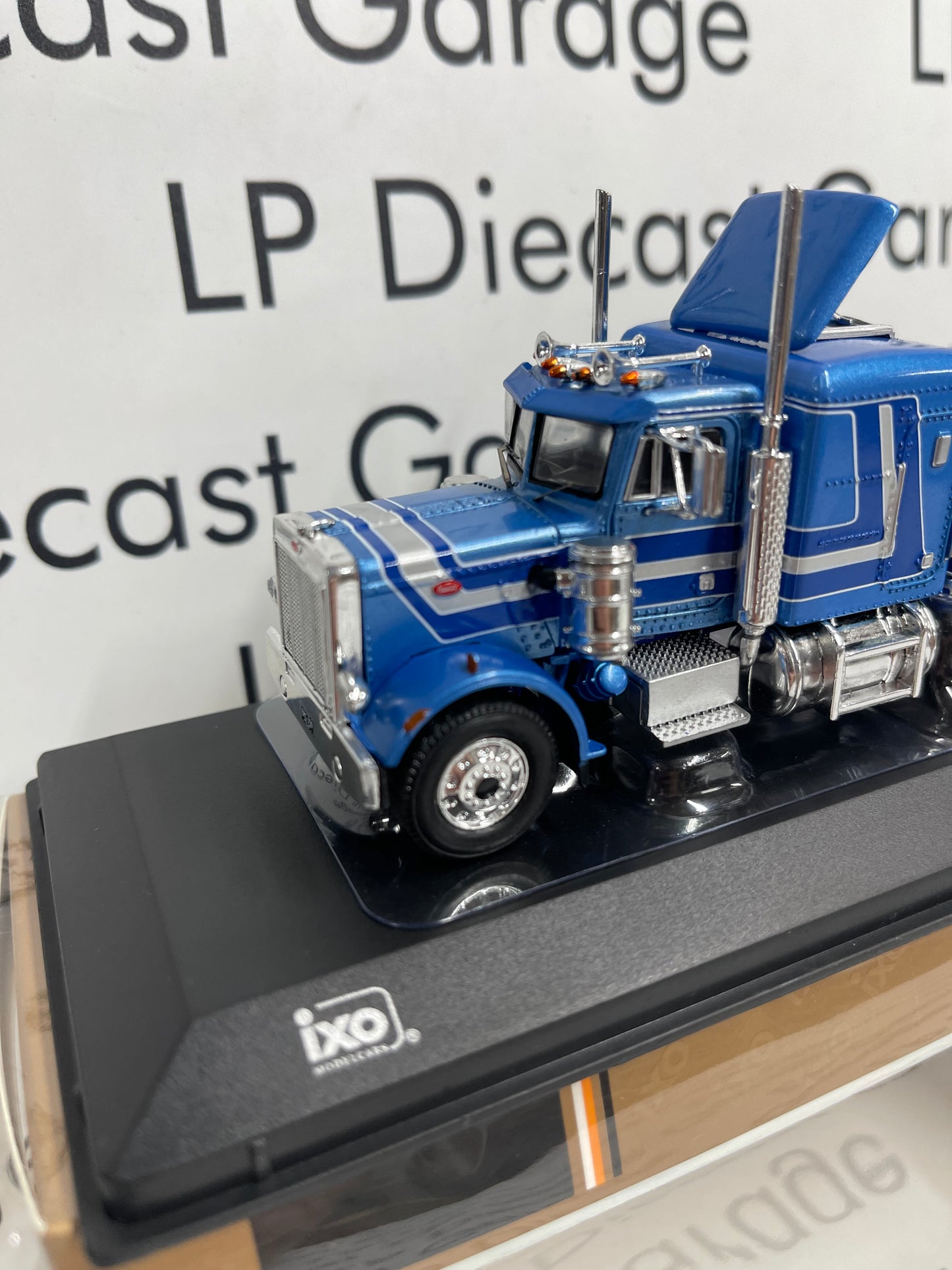 IXO Models 1973 Peterbilt 359 Blue 1:64 Diecast USA Model