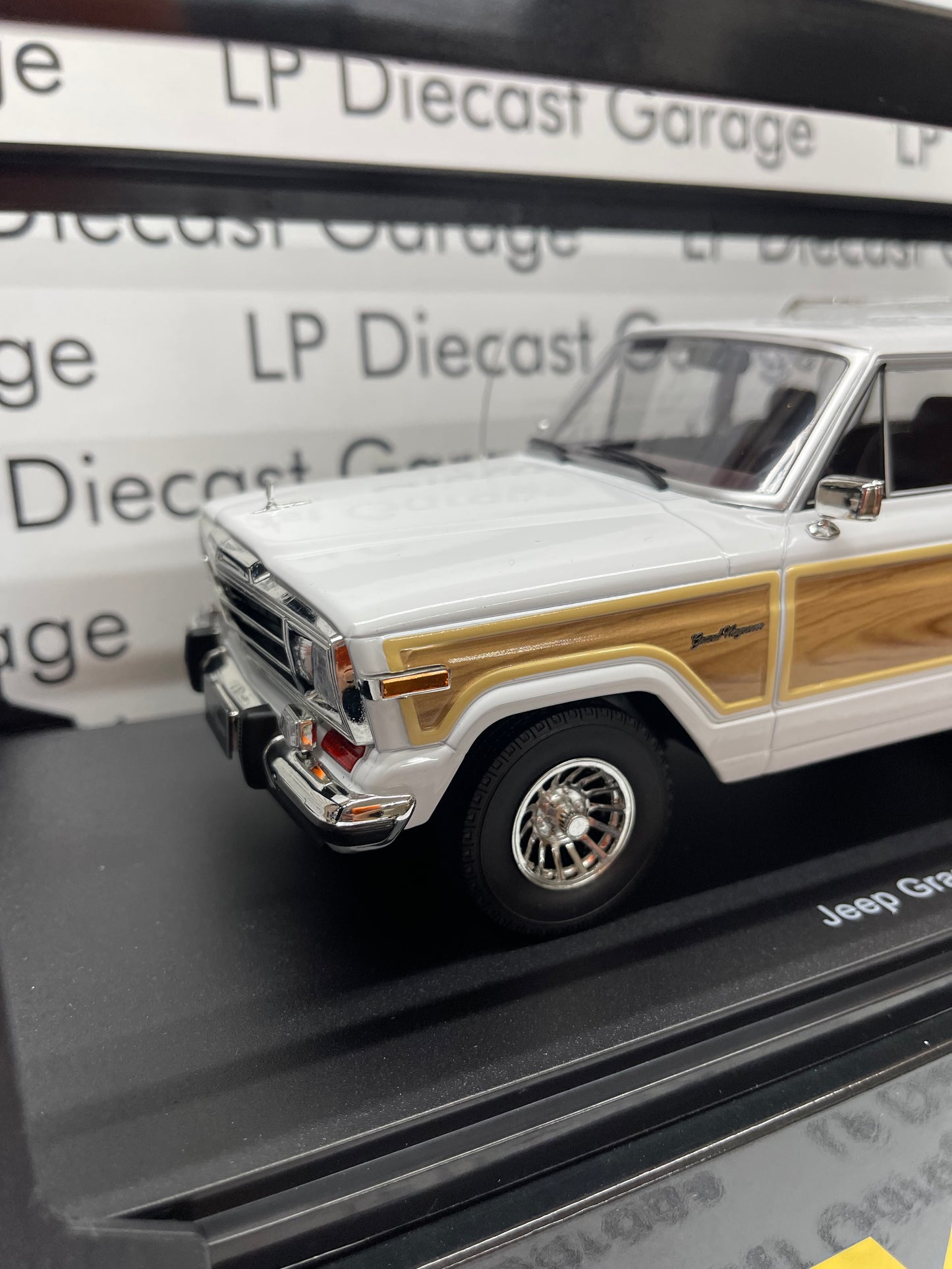 KK Scale 1989 Jeep Grand Wagoneer White with Wood Sides 1:18 Diecast