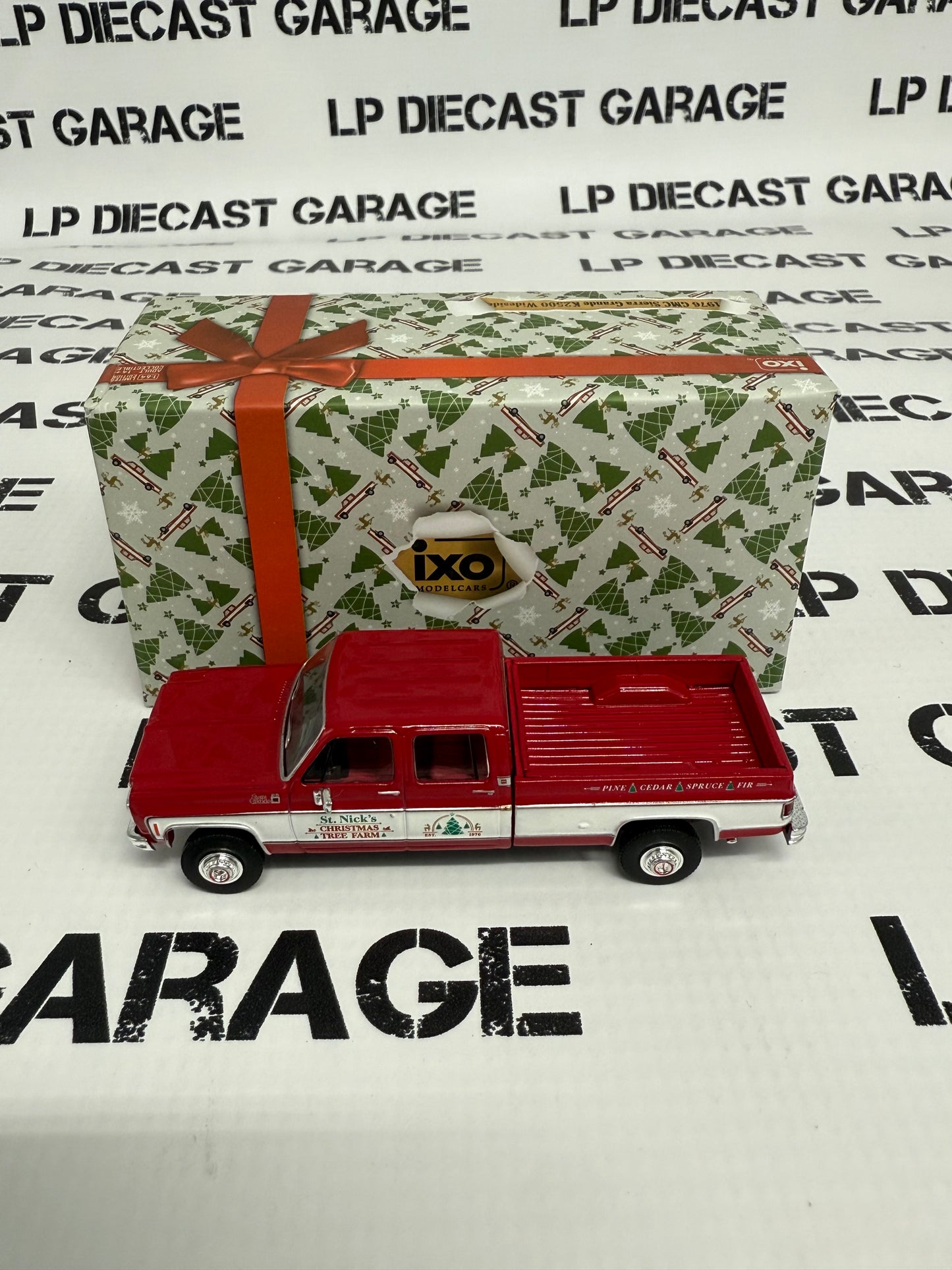 IXO Models 1976 GMC Sierra Grande K2500 1:64 Diecast Christmas Edition