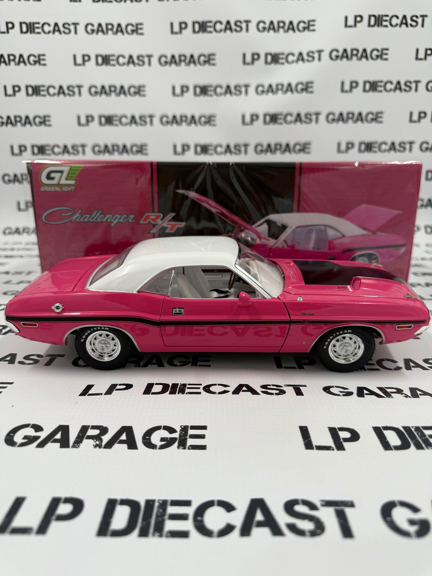 GREENLIGHT 1970 Dodge Challenger R/T Panther Pink 1:18 Diecast