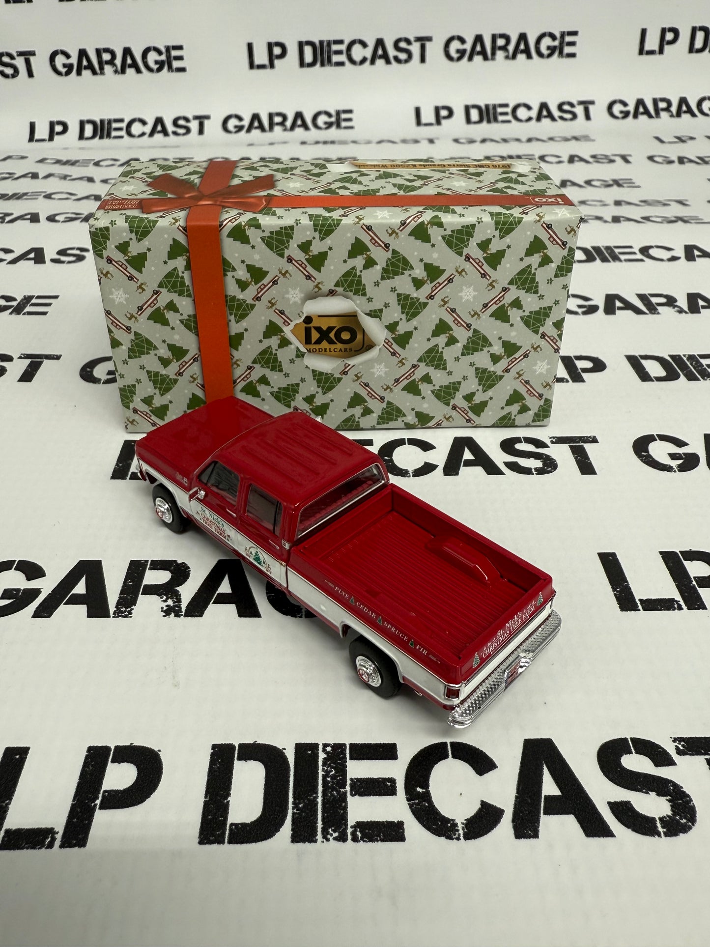 IXO Models 1976 GMC Sierra Grande K2500 1:64 Diecast Christmas Edition