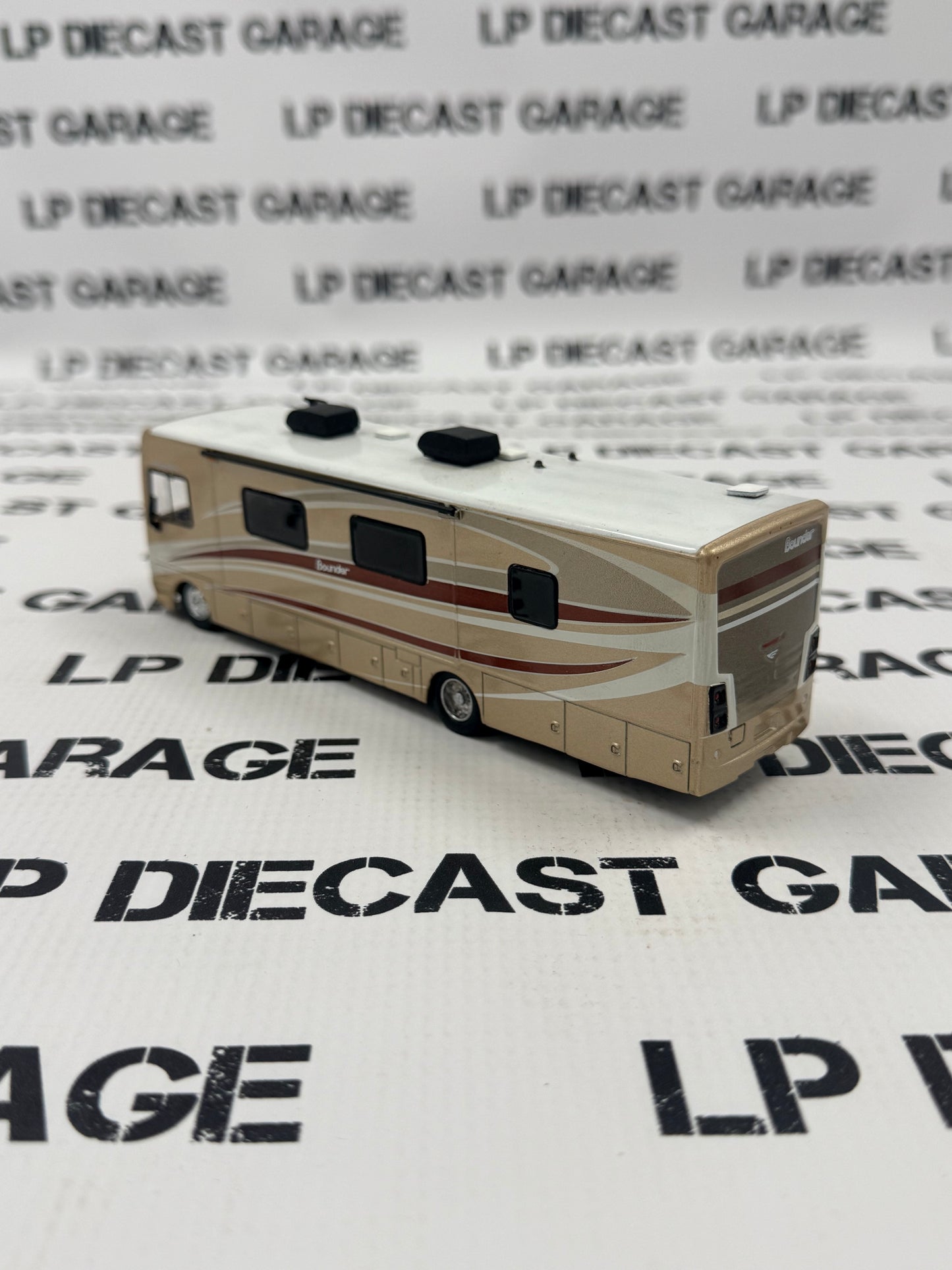 GREENLIGHT 2016 Fleetwood Bounder RV Motorhome 1:64 Diecast *LOOSE*