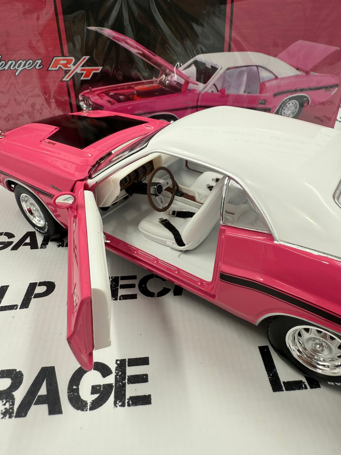 GREENLIGHT 1970 Dodge Challenger R/T Panther Pink 1:18 Diecast