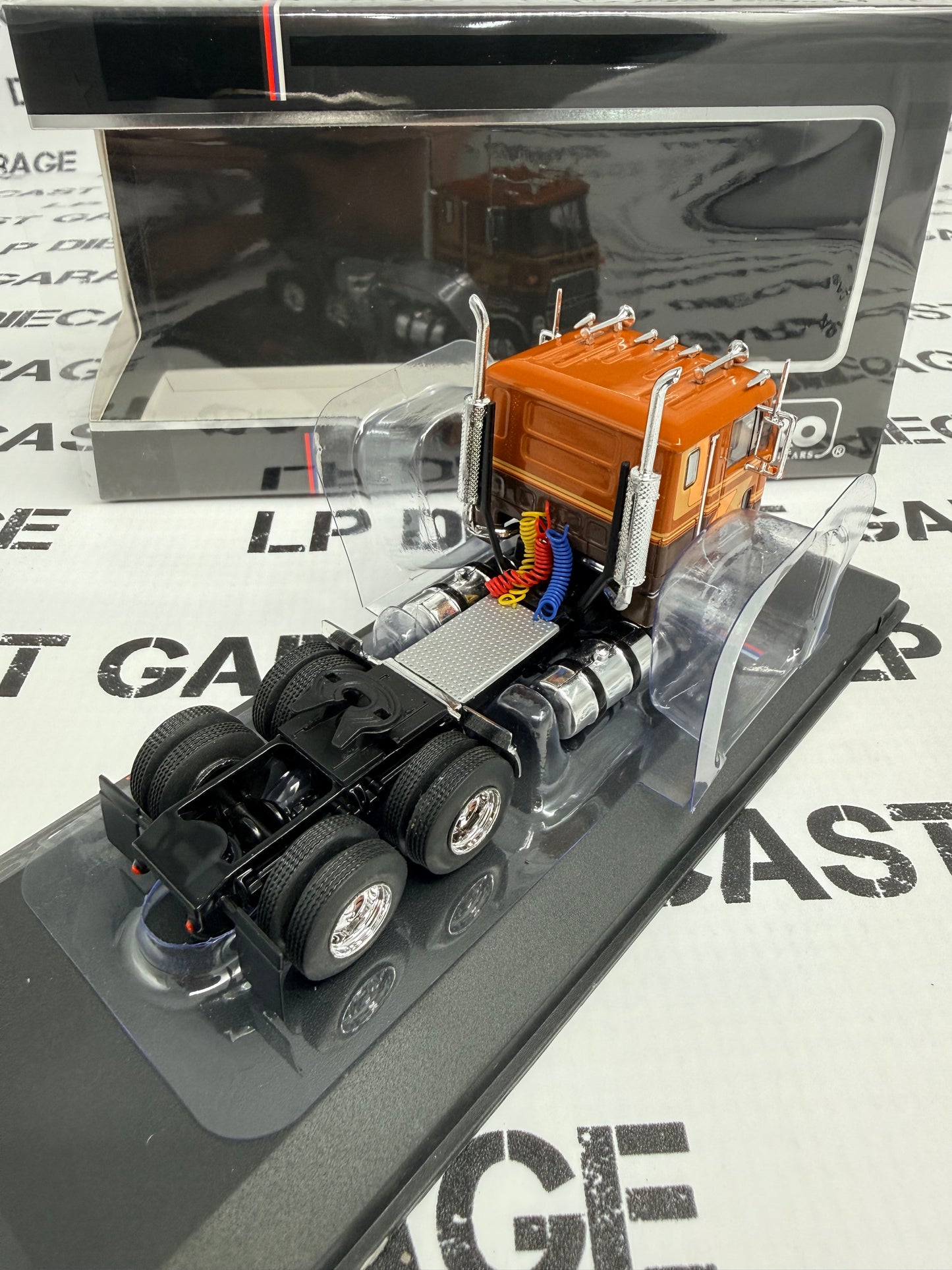 IXO Models 1976 Ford CL 9000 Semi Truck Brown 1:64 Diecast