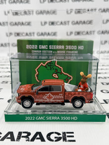 GREENLIGHT 2022 GMC Sierra 3500 Canada Edition International Soccer 1:64 Diecast w/ Figure