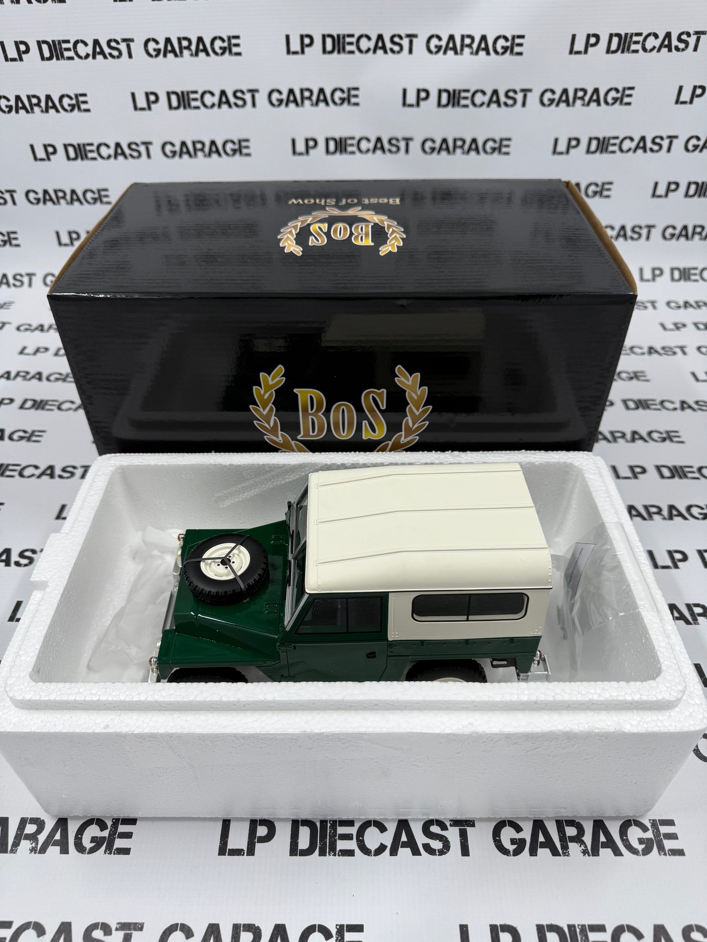 BEST OF SHOW 1973 Land Rover Lightweight Series III Dark Green 1:18 Scale Resin