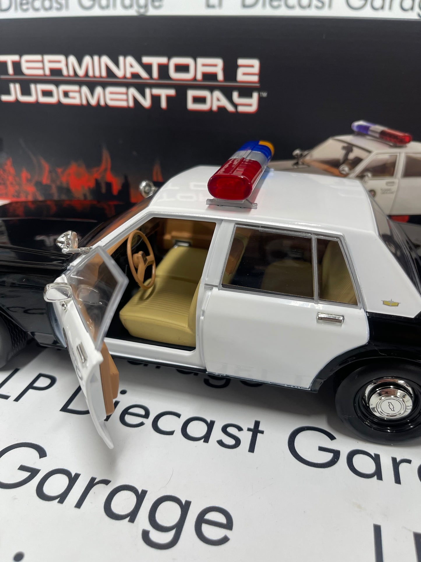 GREENLIGHT 1987 Chevrolet Caprice Metropolitan Police w/ T-1000 Figure Terminator 2 Judgement Day 1:18 Diecast