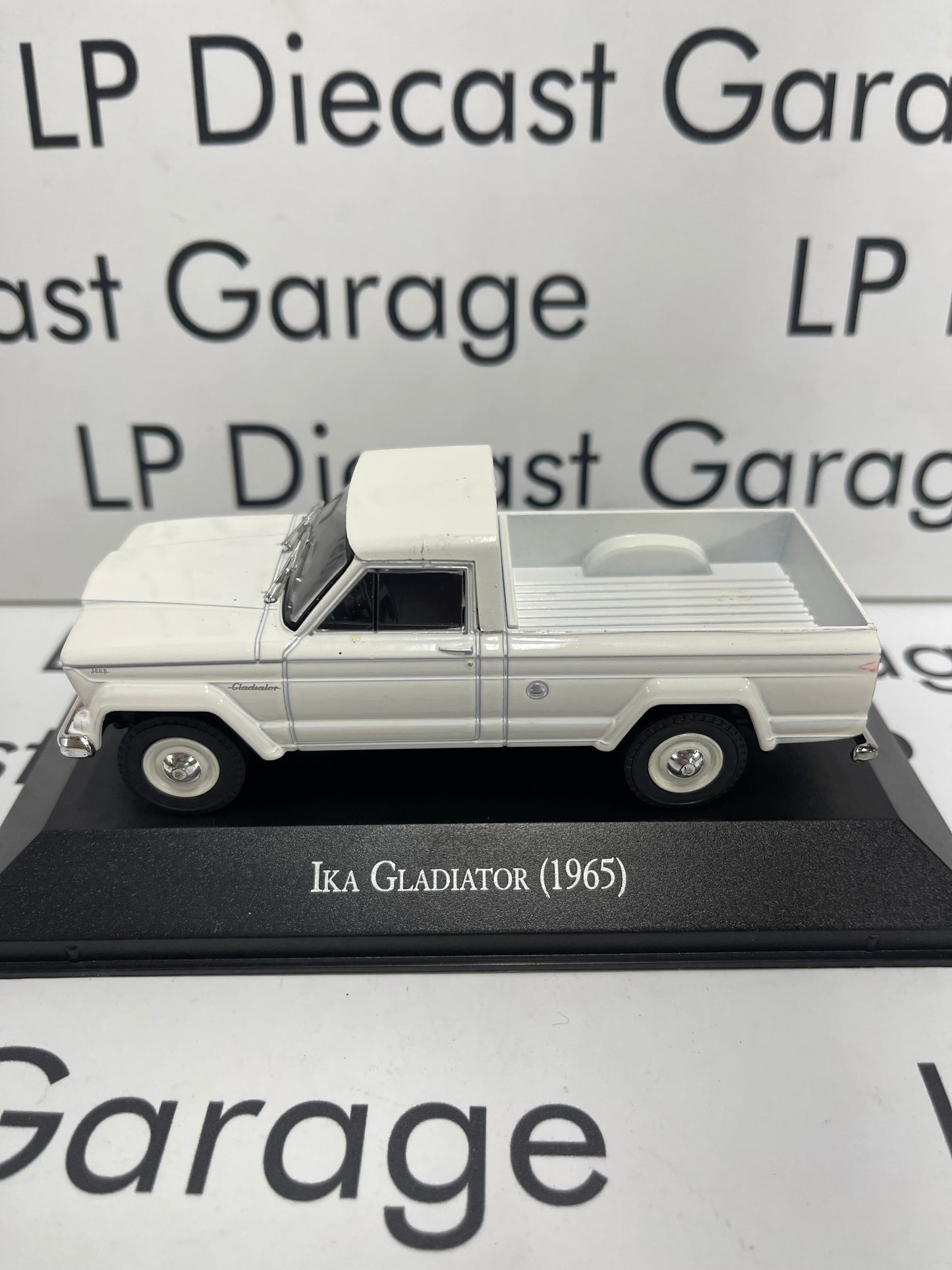 EDICOLA 1965 Jeep J10 Gladiator White Newsletter Car 1:43 Diecast Model