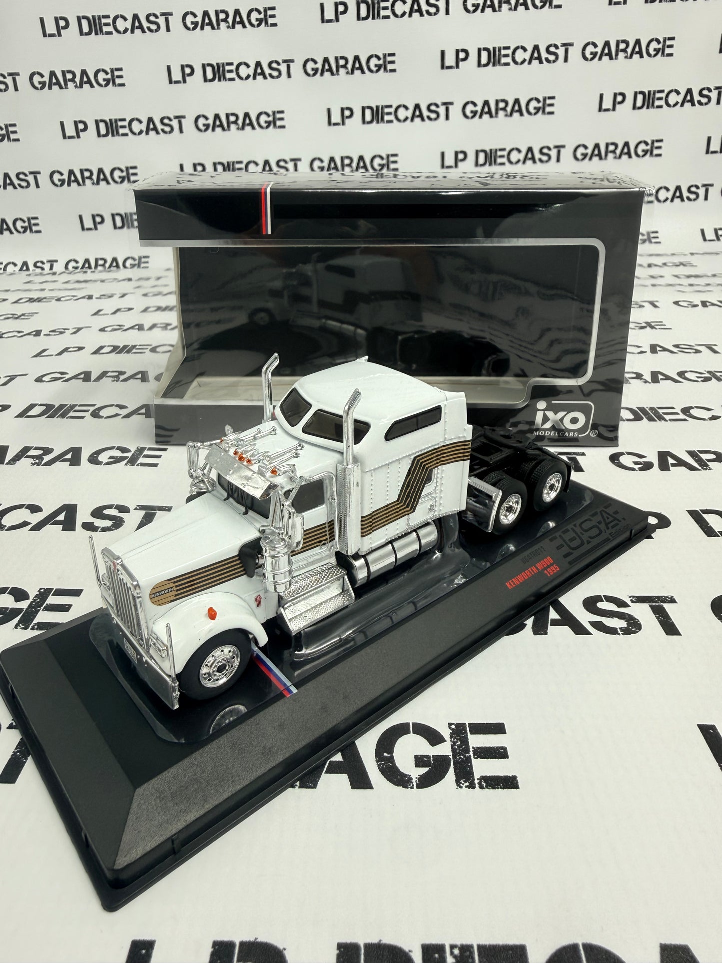 IXO Models 1995 Kenworth W900 White w/ Gold Stripe Semi Truck 1:64 Diecast