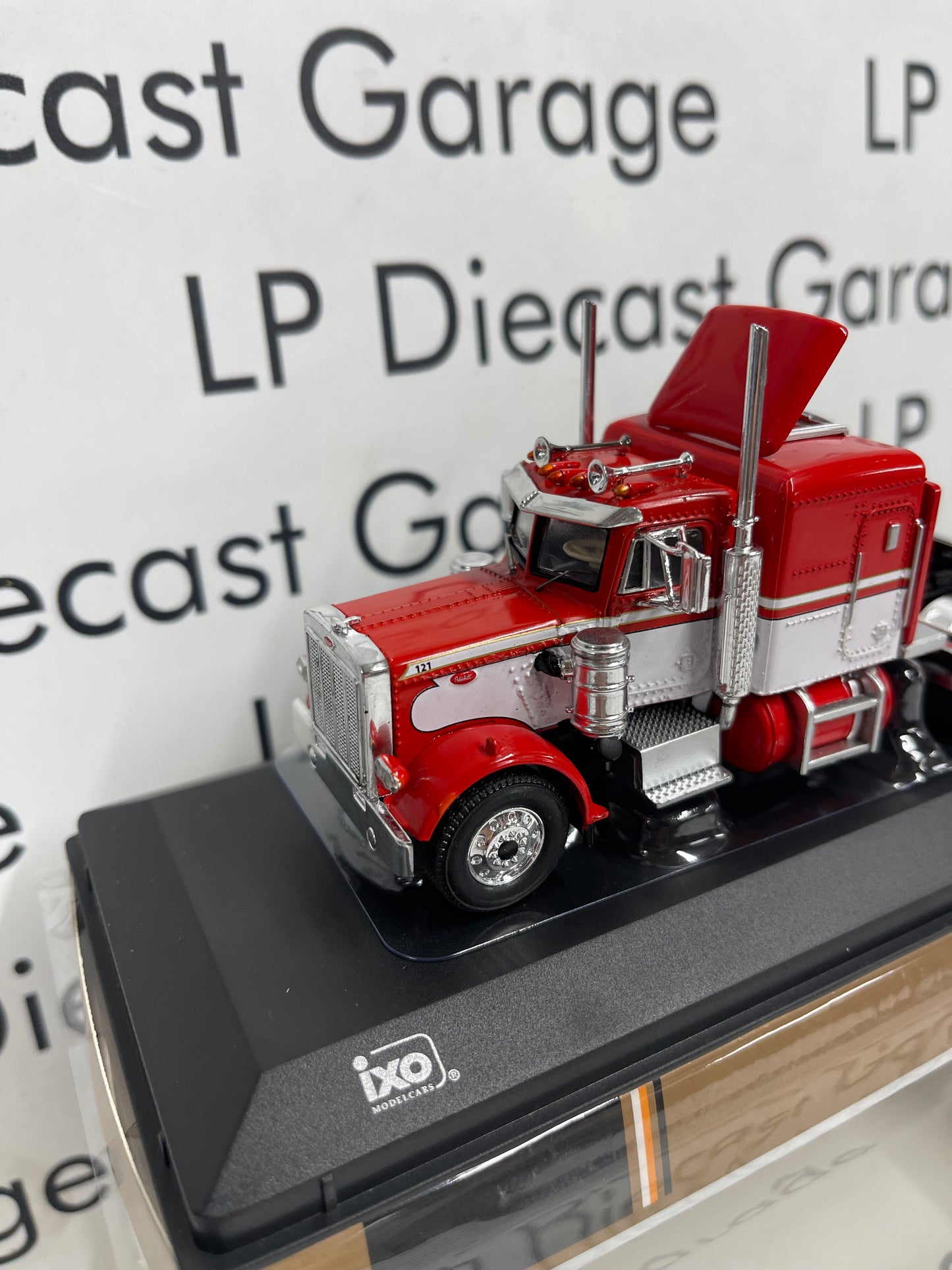 IXO Models 1973 Peterbilt 359 Red Semi Truck 1:64 Diecast USA Model