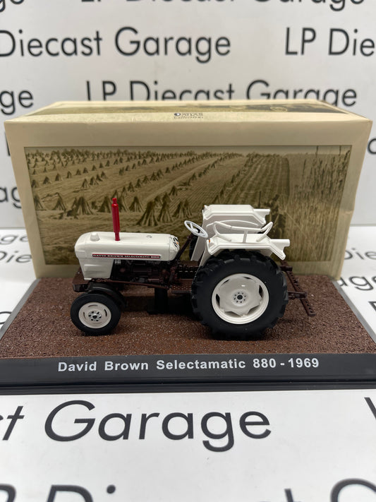 EDICOLA Atlas Collectibles 1969 David Brown Selectamatic 880 Tractor with Base 1:32 Scale Diecast