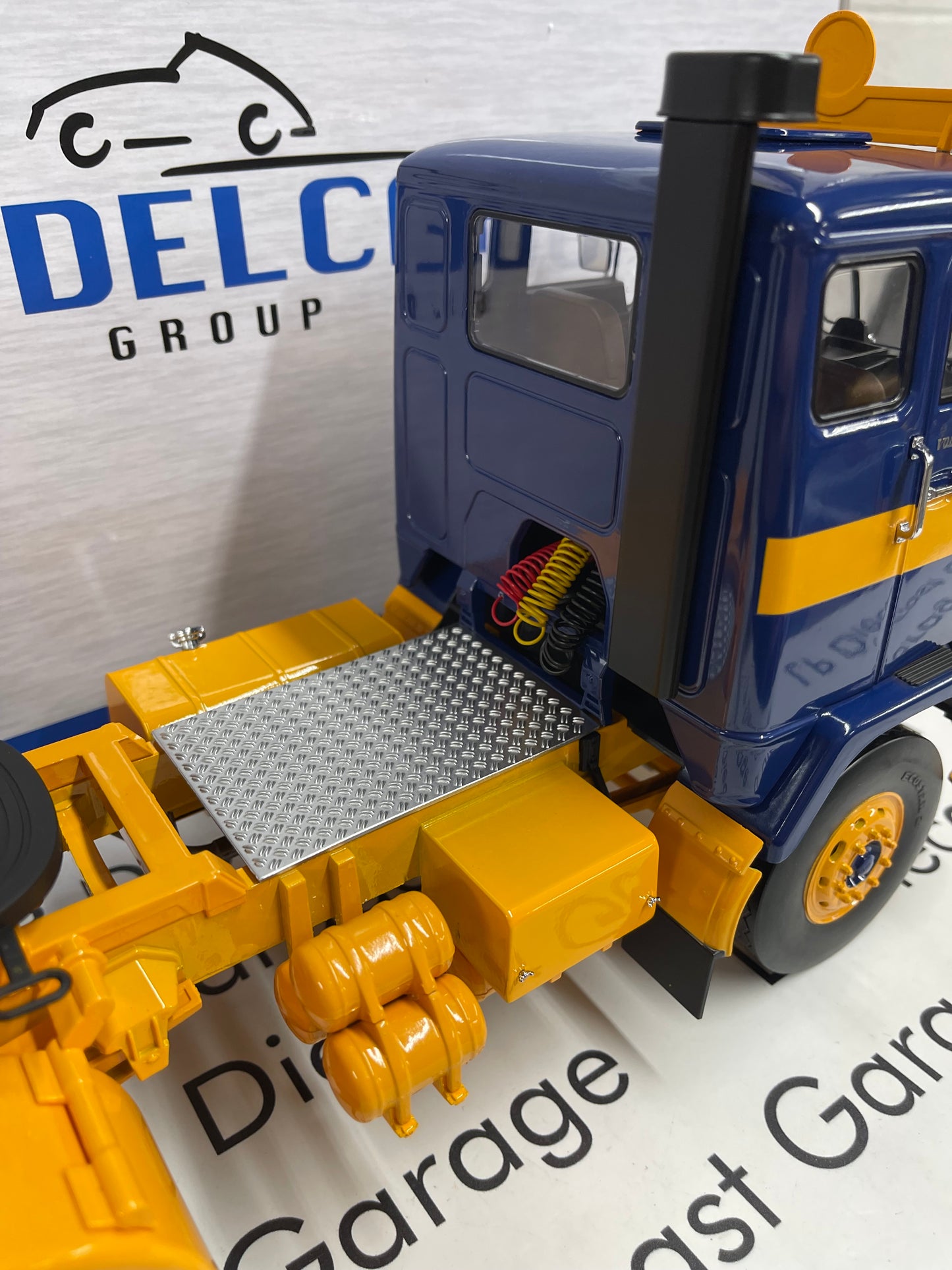 MCG Model Car Group 1977 Volvo F88 Blue Semi Truck 1:18 Diecast