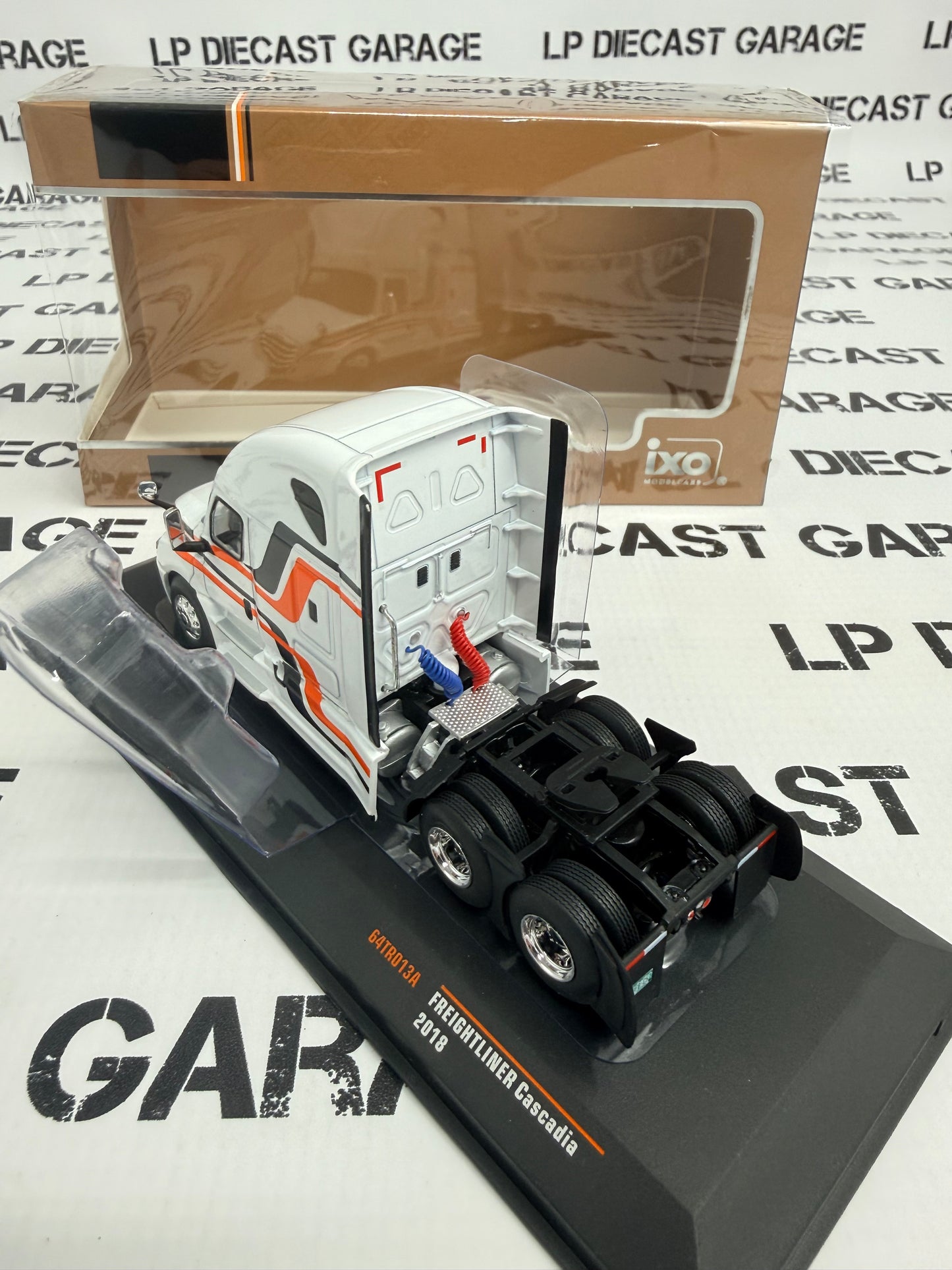 IXO Models 2018 Freightliner Cascadia White w/ Stripes Semi Truck 1:64 Diecast