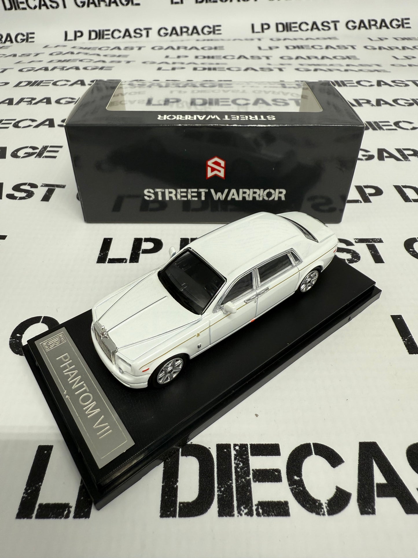STREET WARRIOR Rolls Royce Phantom VII White 1:64 Diecast