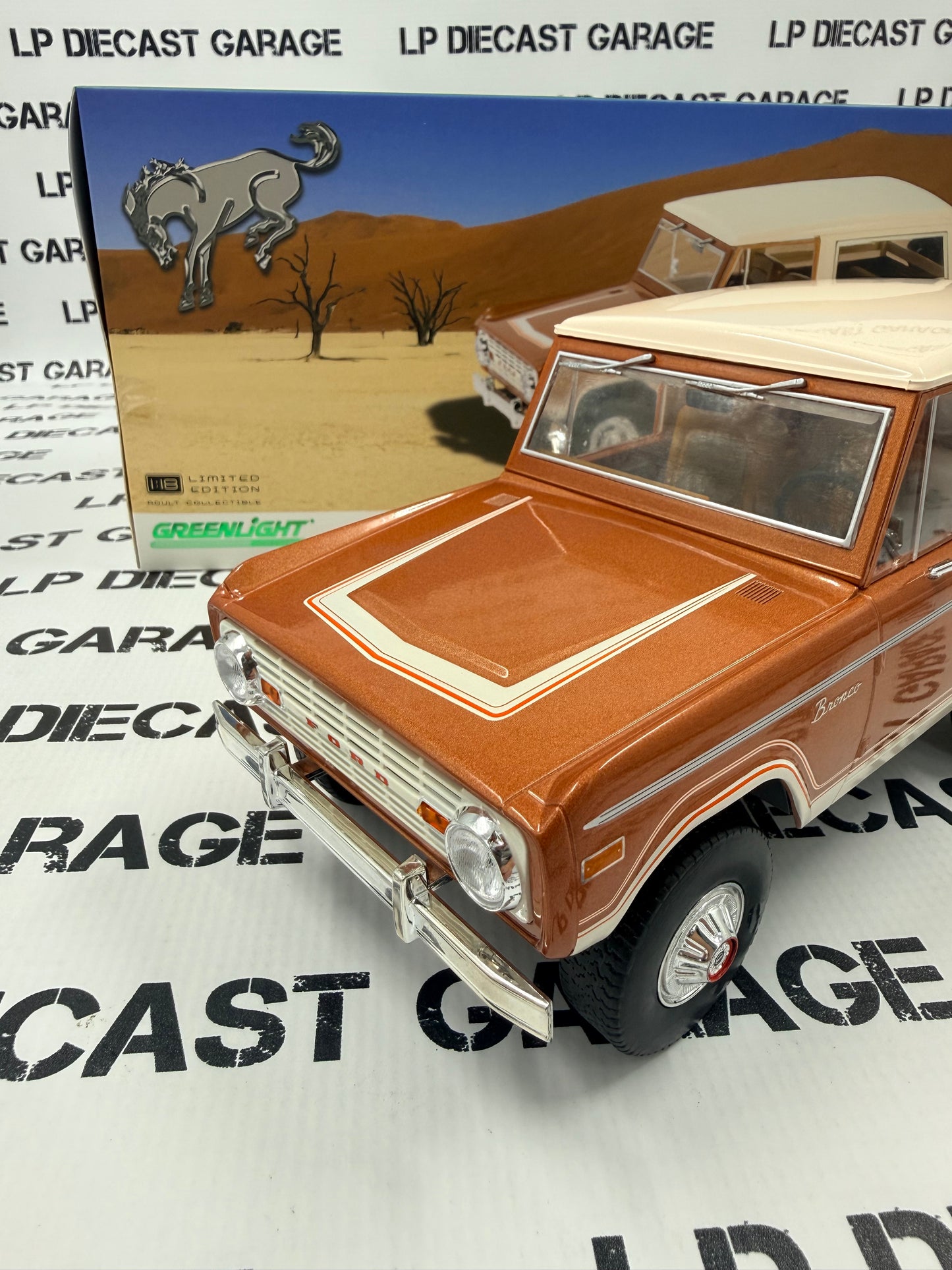 GREENLIGHT 1973 Ford Bronco Hot Ginger Metallic 1:18 Diecast