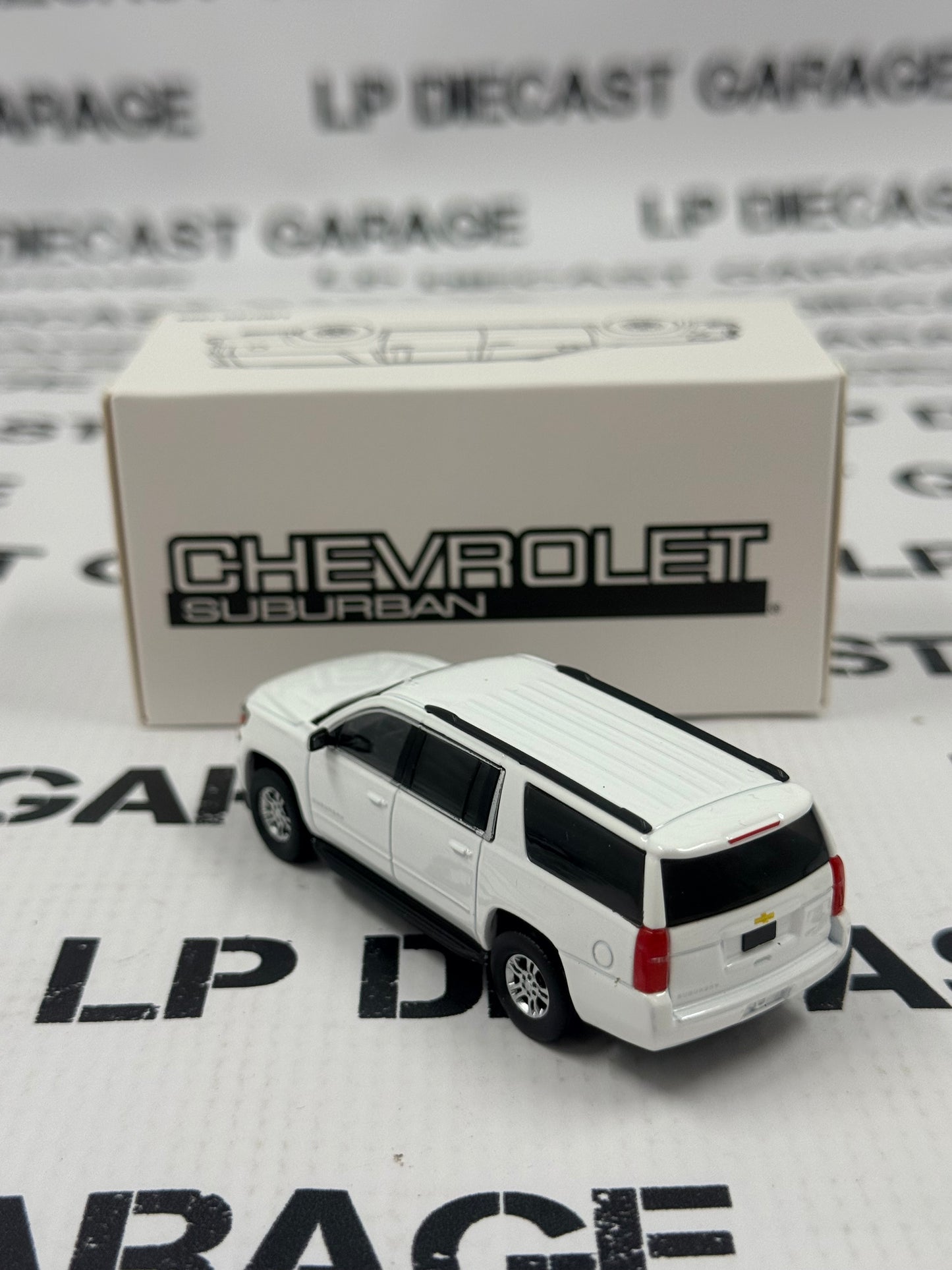 MODEL TRUCK 2015 Chevrolet Suburban White 1:64 Diecast SUV