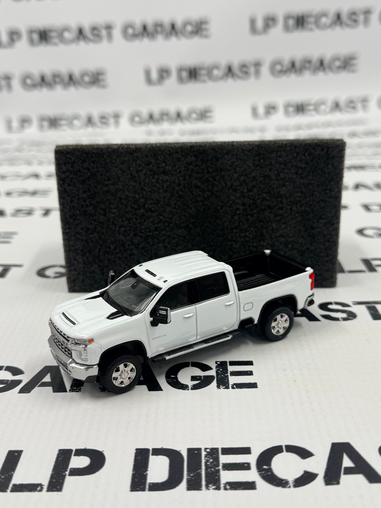 MODEL TRUCK 2023 Chevrolet Silverado 2500HD White 1:64 Diecast