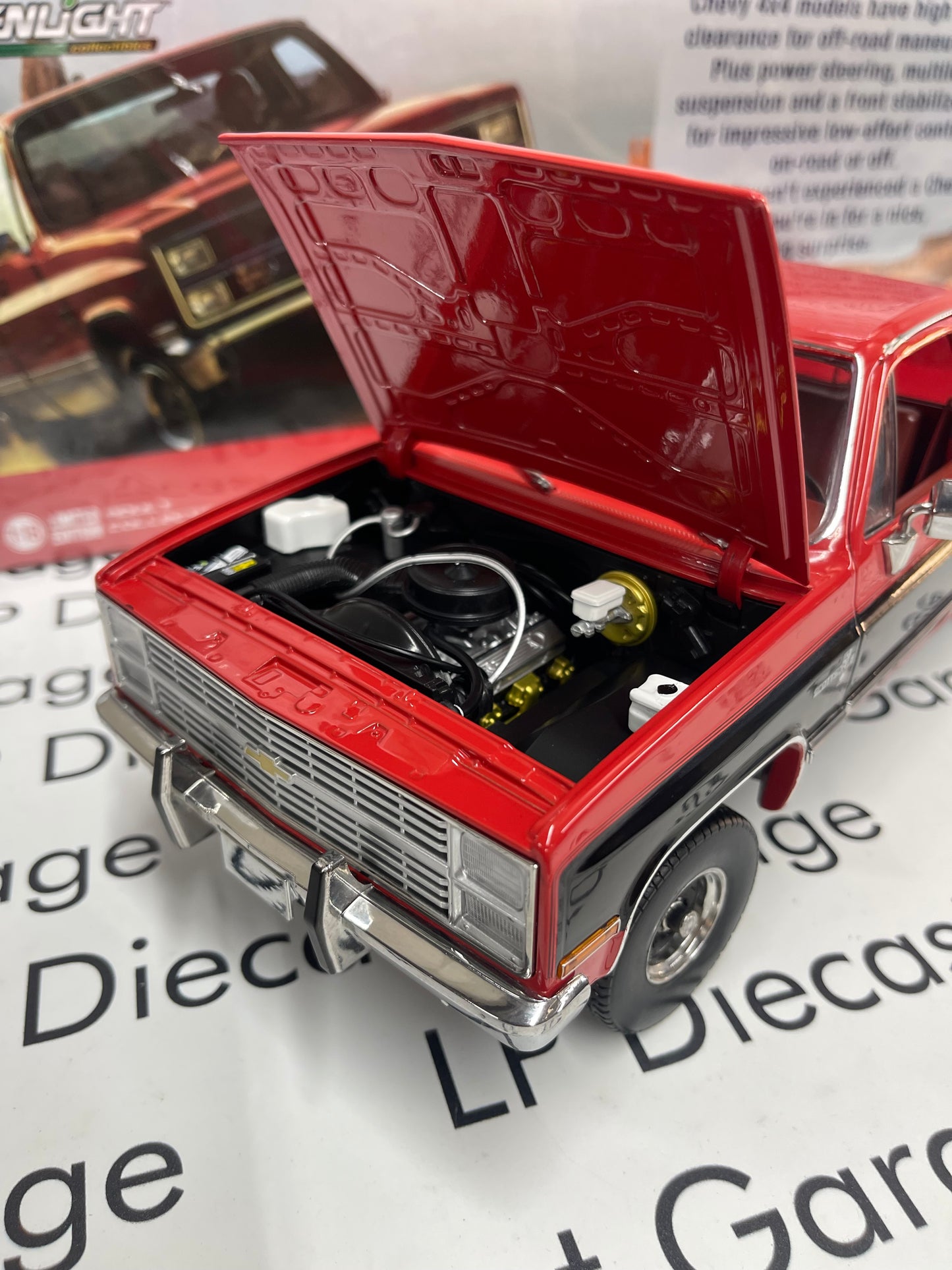 GREENLIGHT 1984 Chevrolet K10 Scottsdale Apple Red w/  Black Stripe 1:18 Diecast